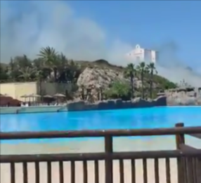 El humo del incendio visto desde las instalaciones del parque acutico.