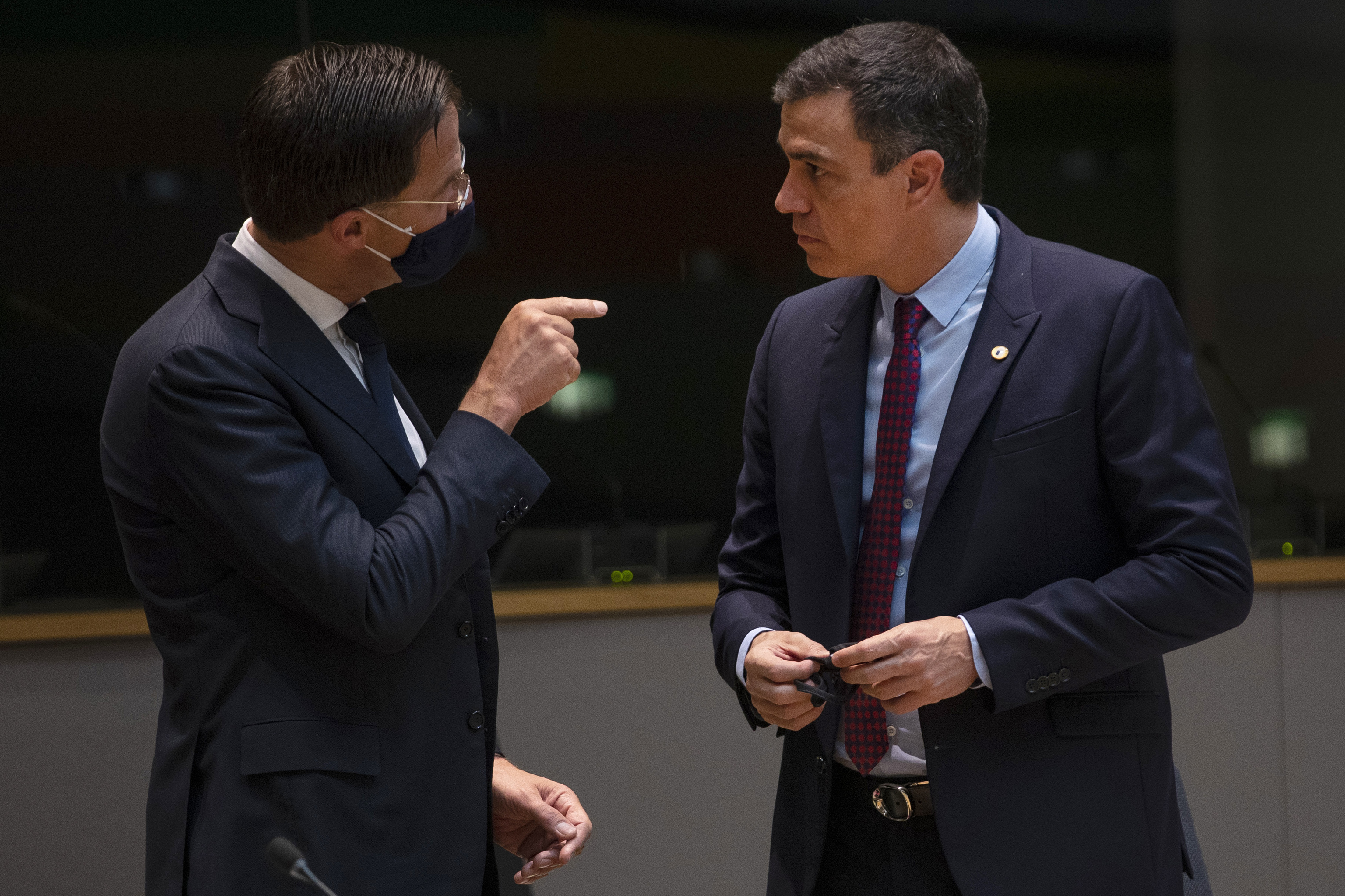 Mark Rutte habla con Pedro Snchez en la reunin del Consejo Europeo en julio de 2020.