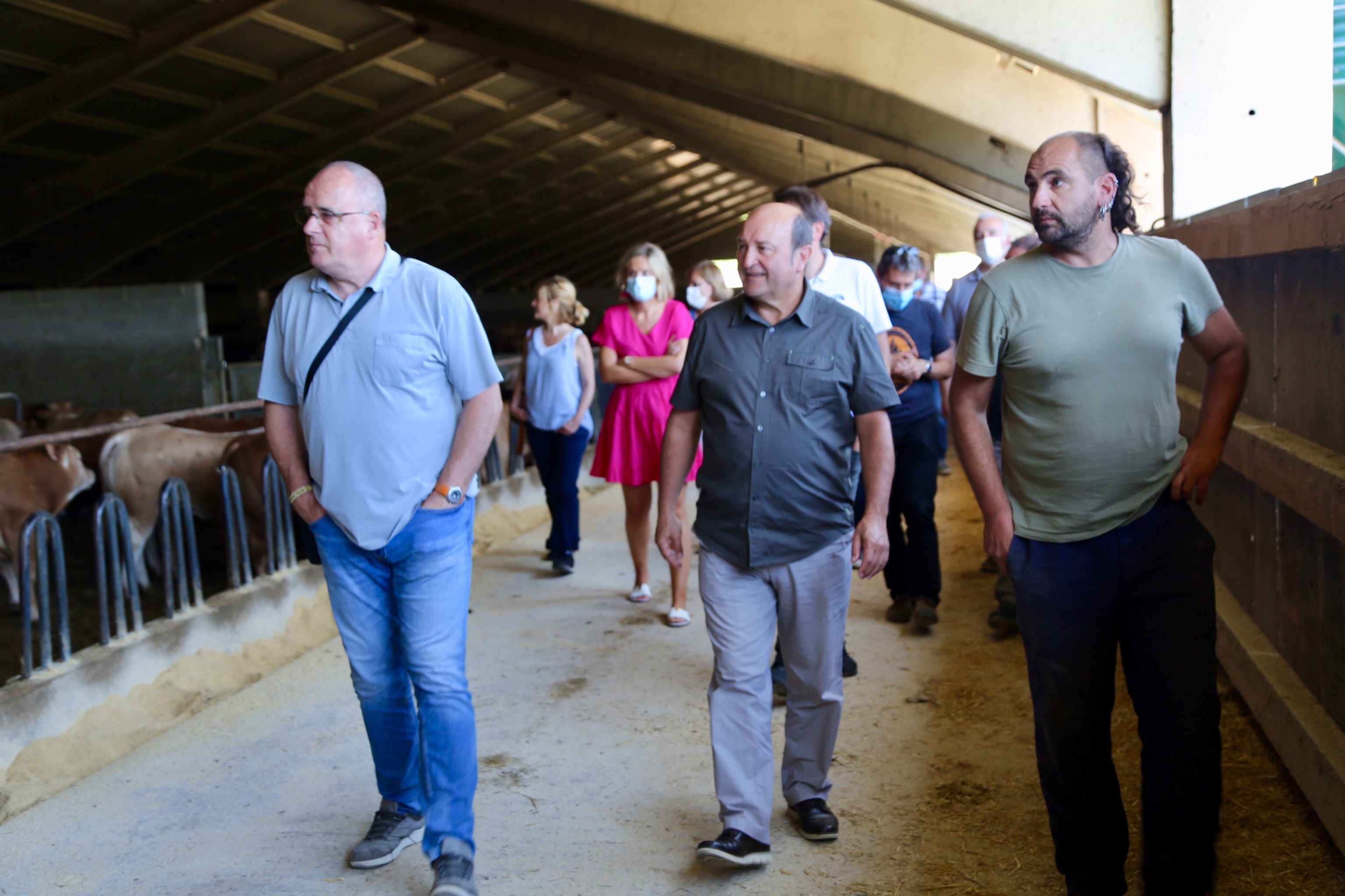 Andoni Ortuzar junto a Joseba Egibar y el resto de la direccin del EBB durante la visita a una granja en Valdegobia.