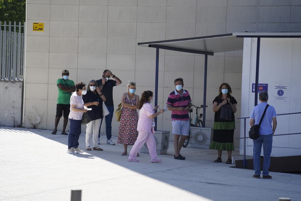 Un grupo de ciudadanos hace cola para realizarse pruebas PCR en el Hospital Universitario de lava.