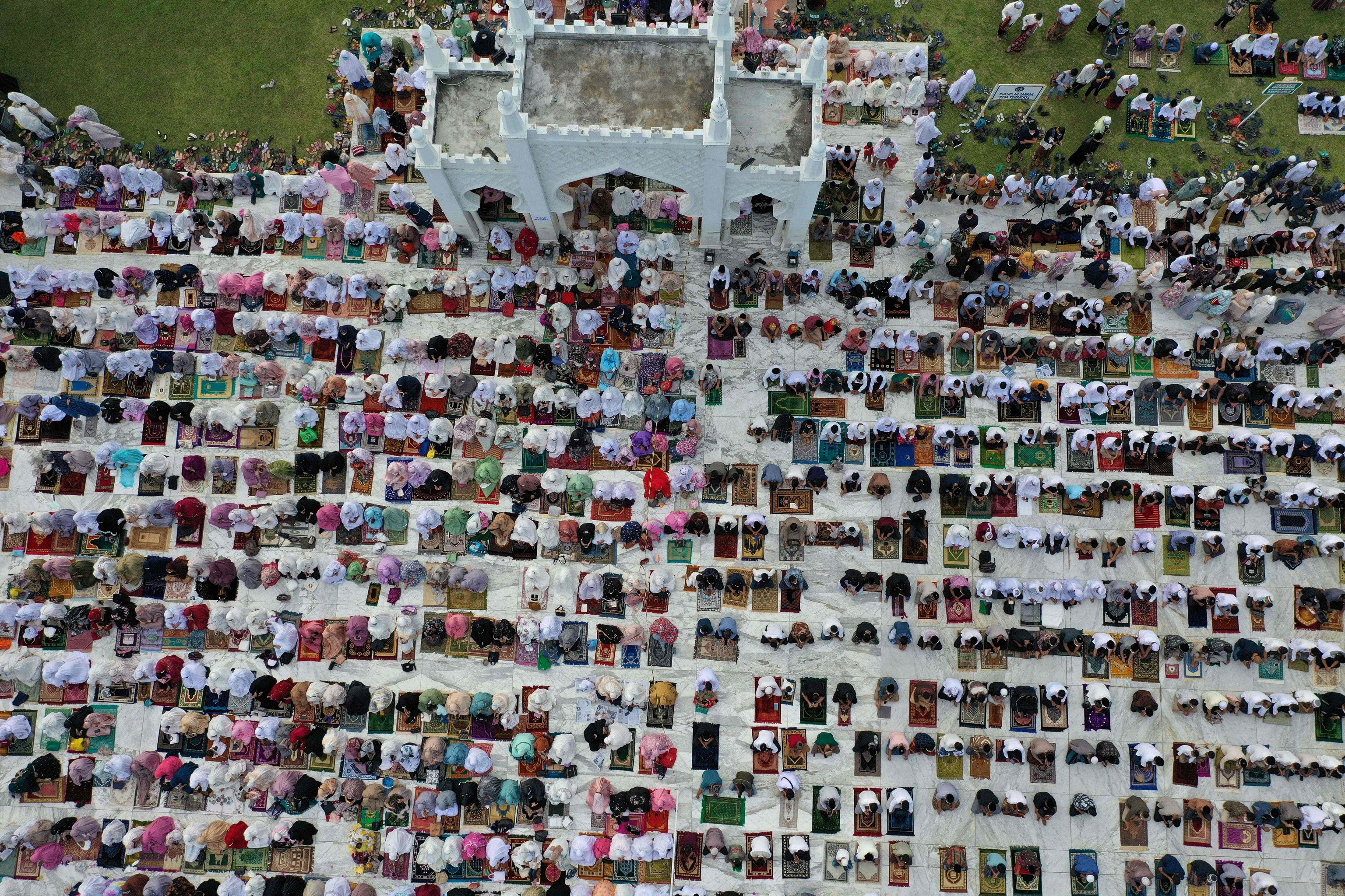 Musulmanes durante el rezo por el Eid, en Banda Aceh, Indonesia.