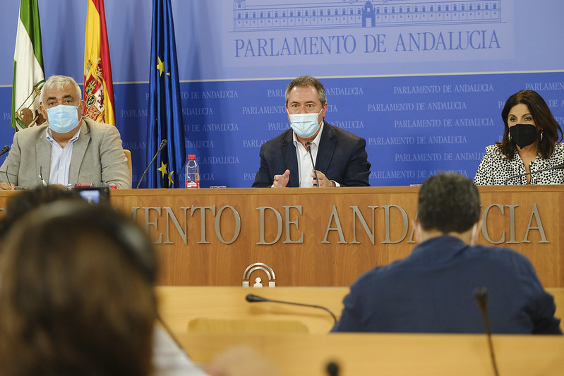 Juan Espadas, la semana pasada en el Parlamento de Andaluca junto a los diputados Antonio Ramrez de Arellano y ngeles Frriz.