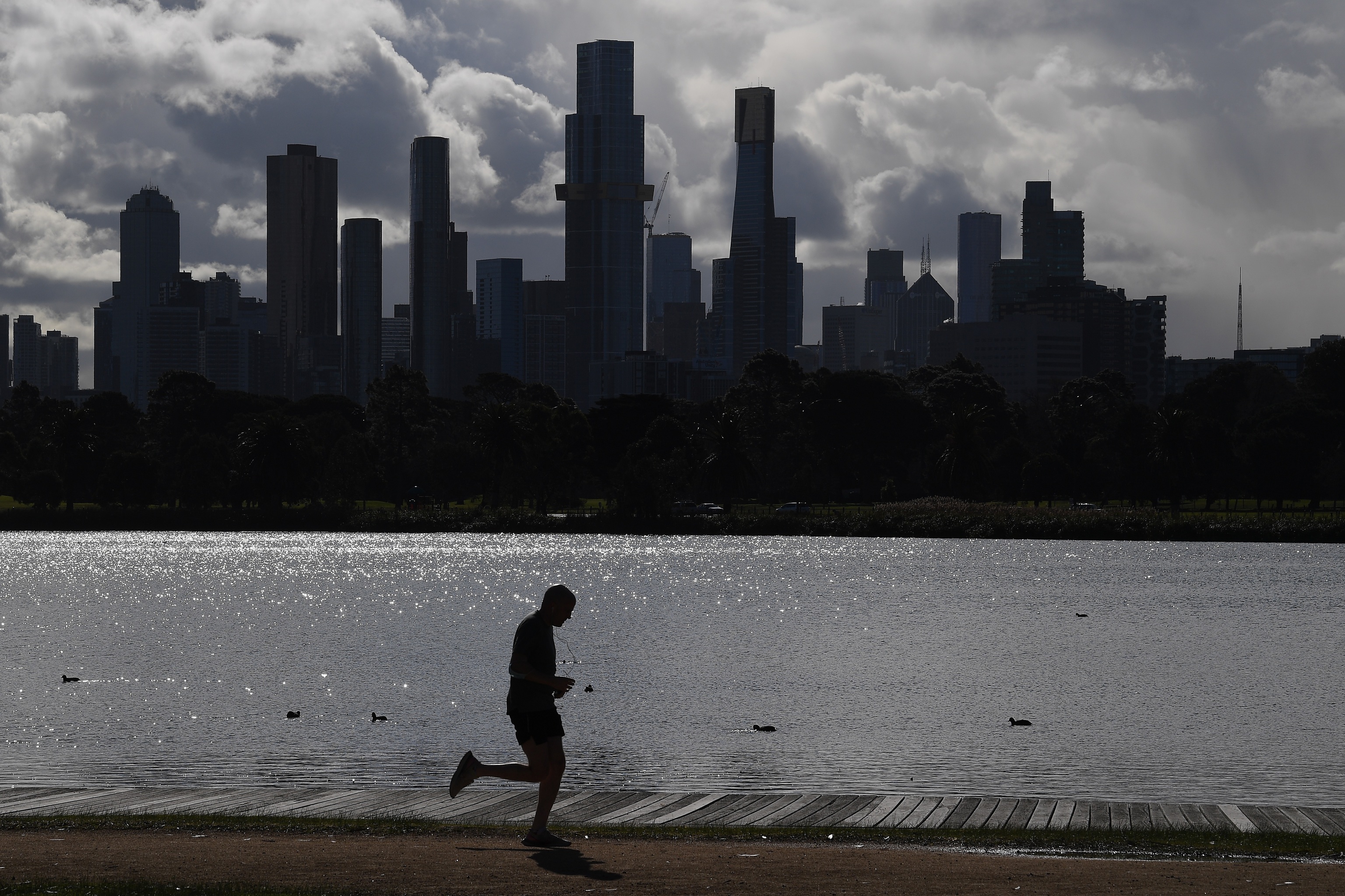 Una persona practica running en  Albert Park Lake en Melbourne, Australia.