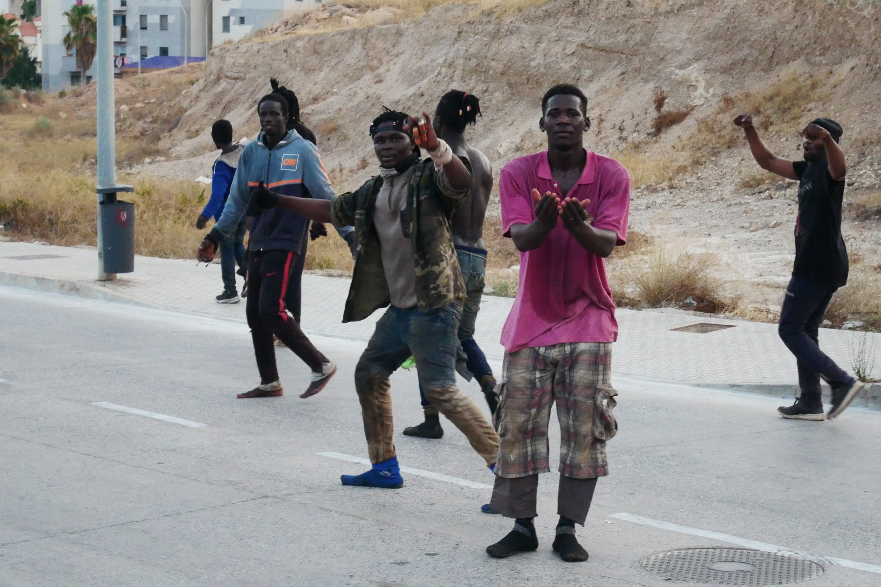 Subsaharianos tras saltar la valla, en Melilla.