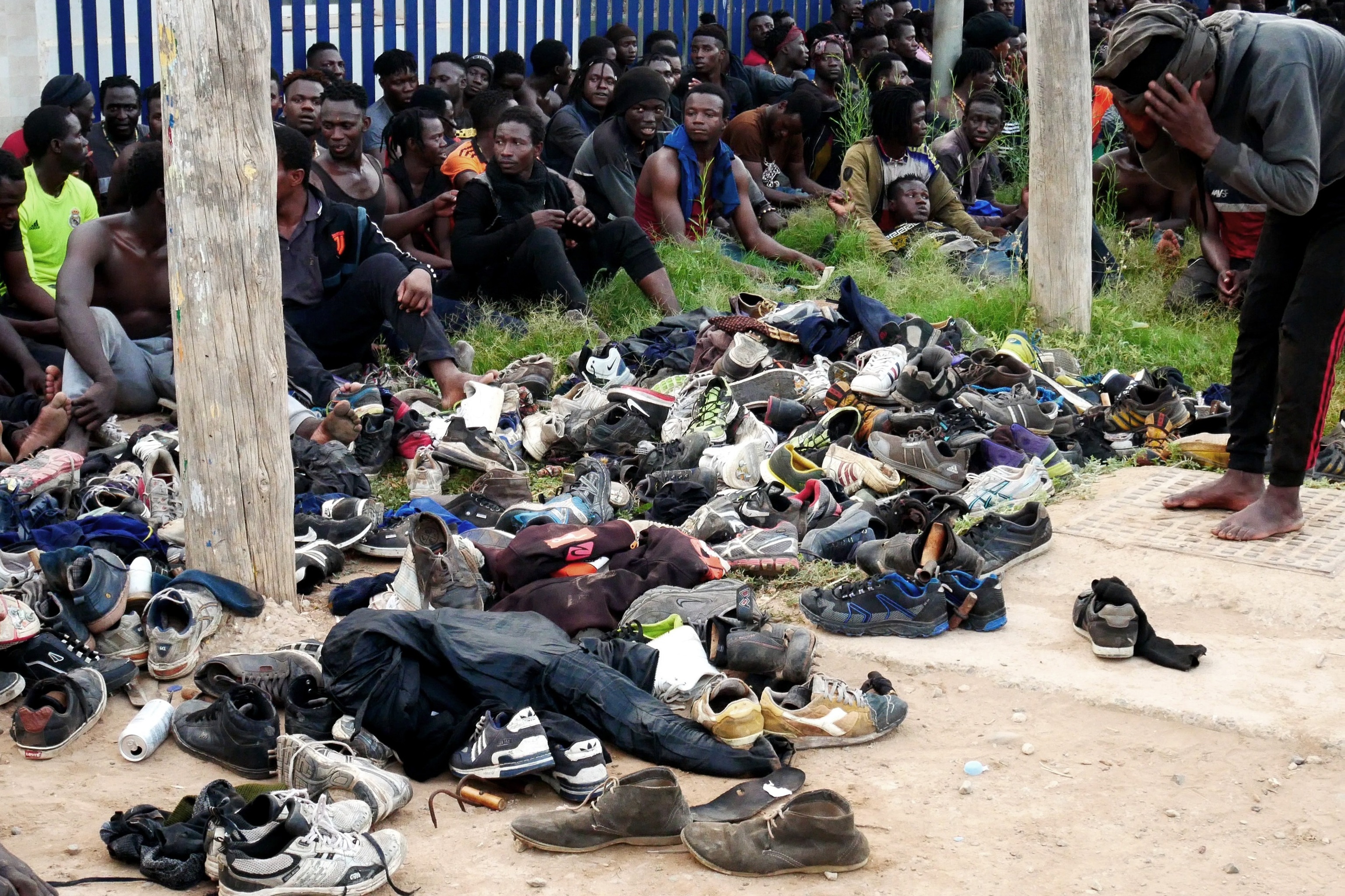 Detalle de los zapatos de los subsaharianos, tras cruzar la valla de Melilla.
