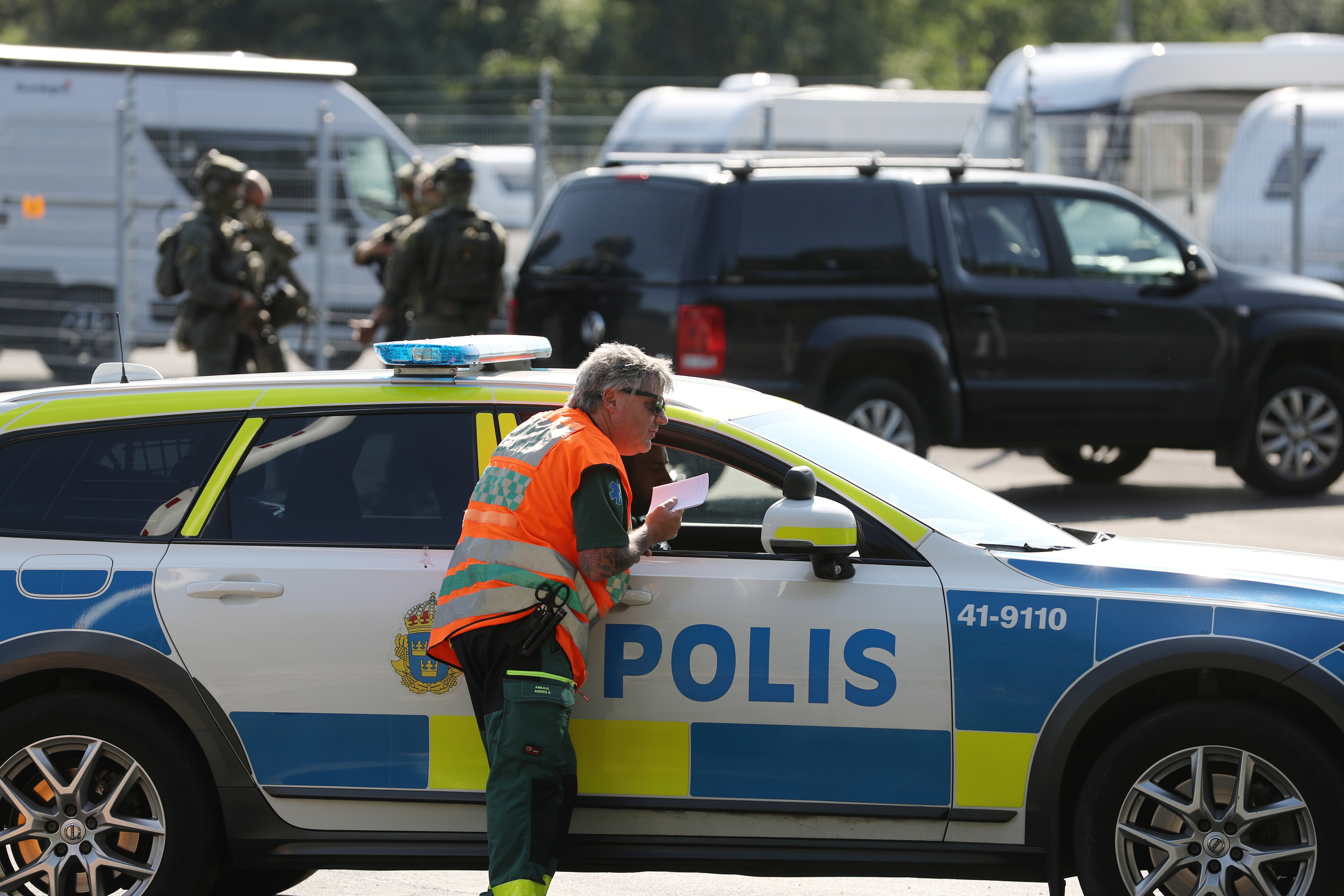 Un vehculo de polica a la salida de la prisin Hallby, en Suecia.