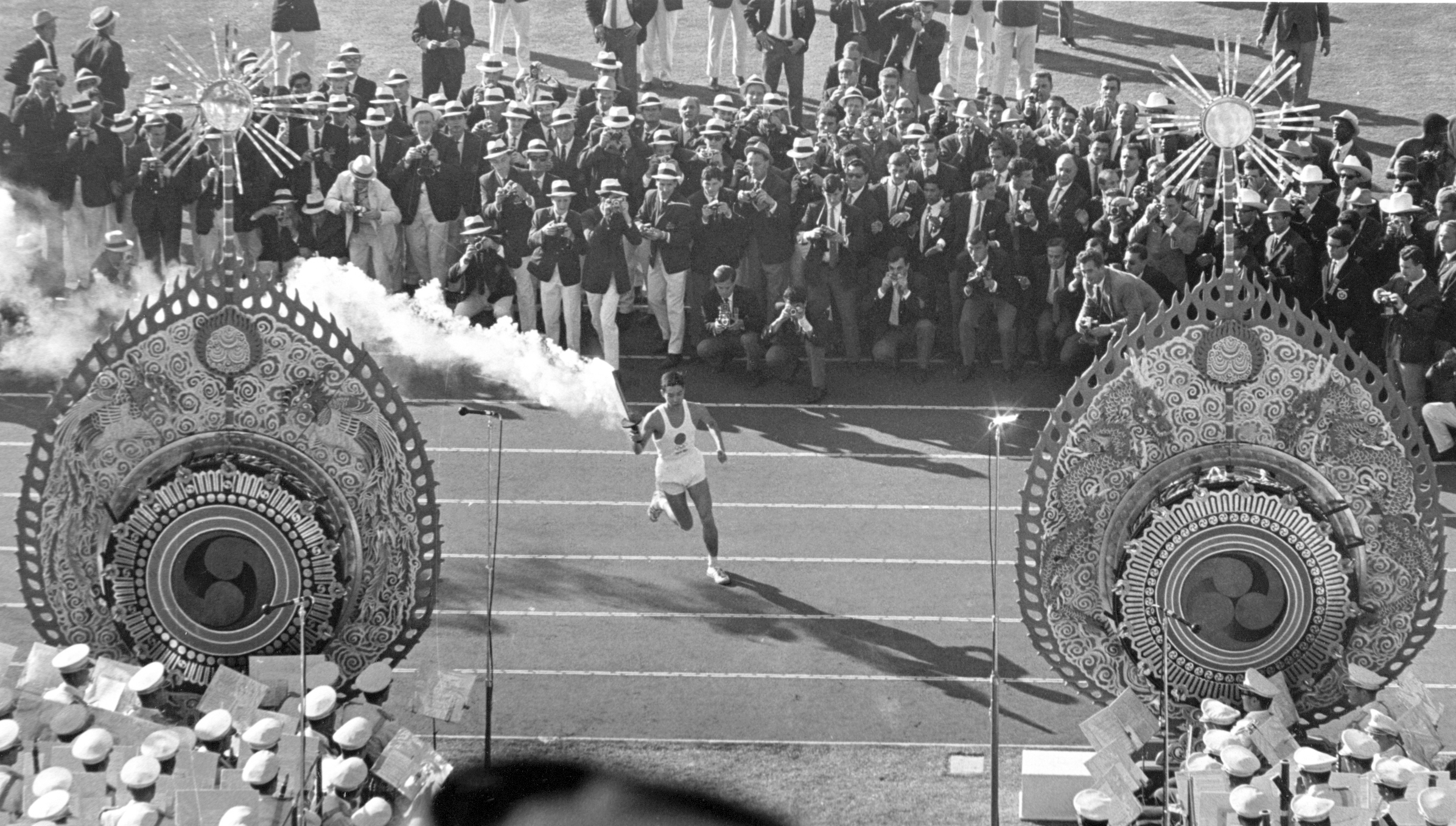 Yoshinori Sakai, con la antorcha olmpica, en los Juegos de Tokio de 1964.
