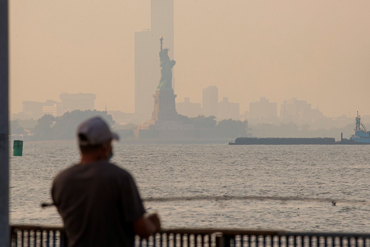 La estatua de la Libertad, borrosa por la acumulacin de humo en Nueva York
