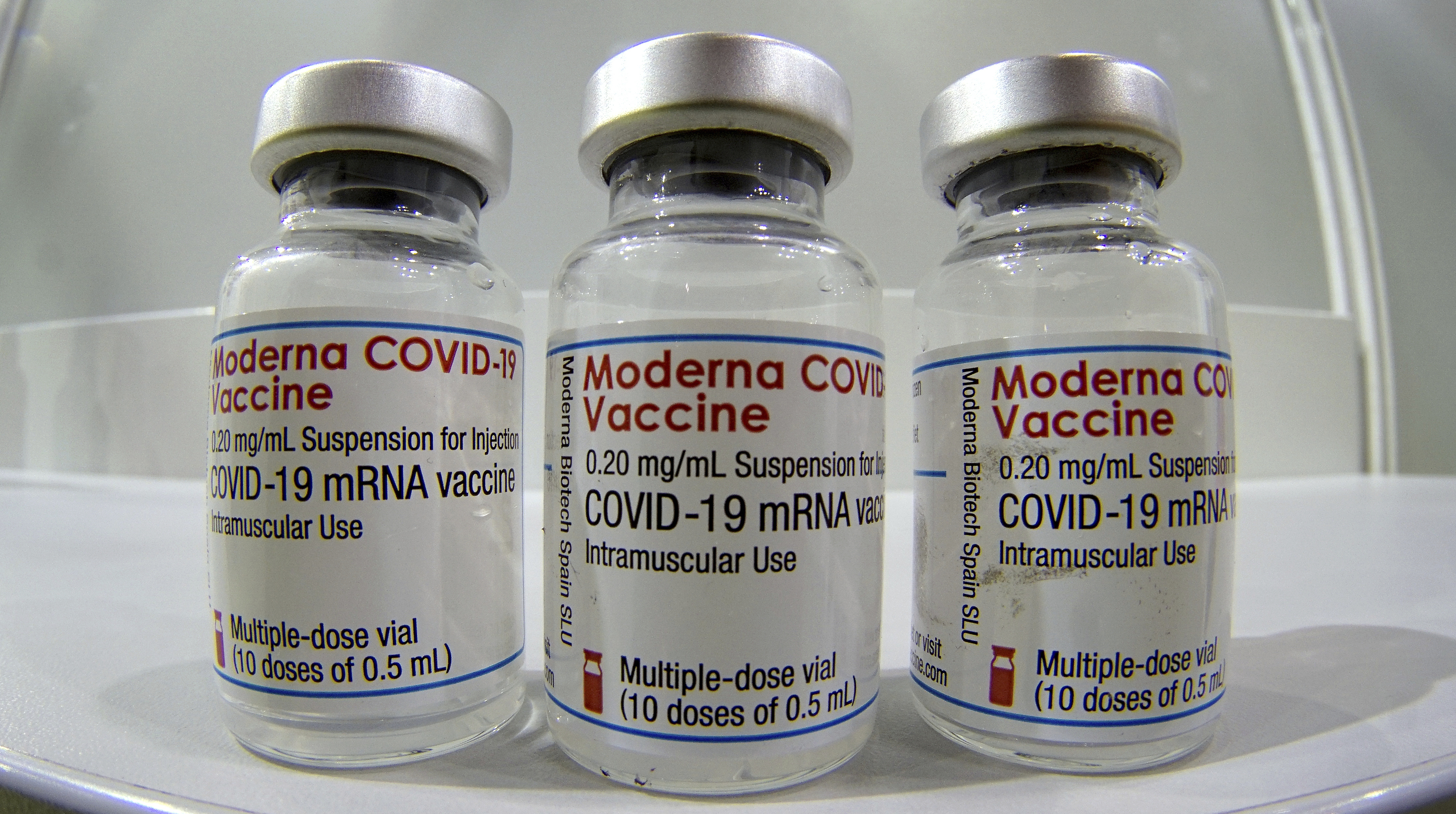 Tres viales de la vacuna de Moderna.