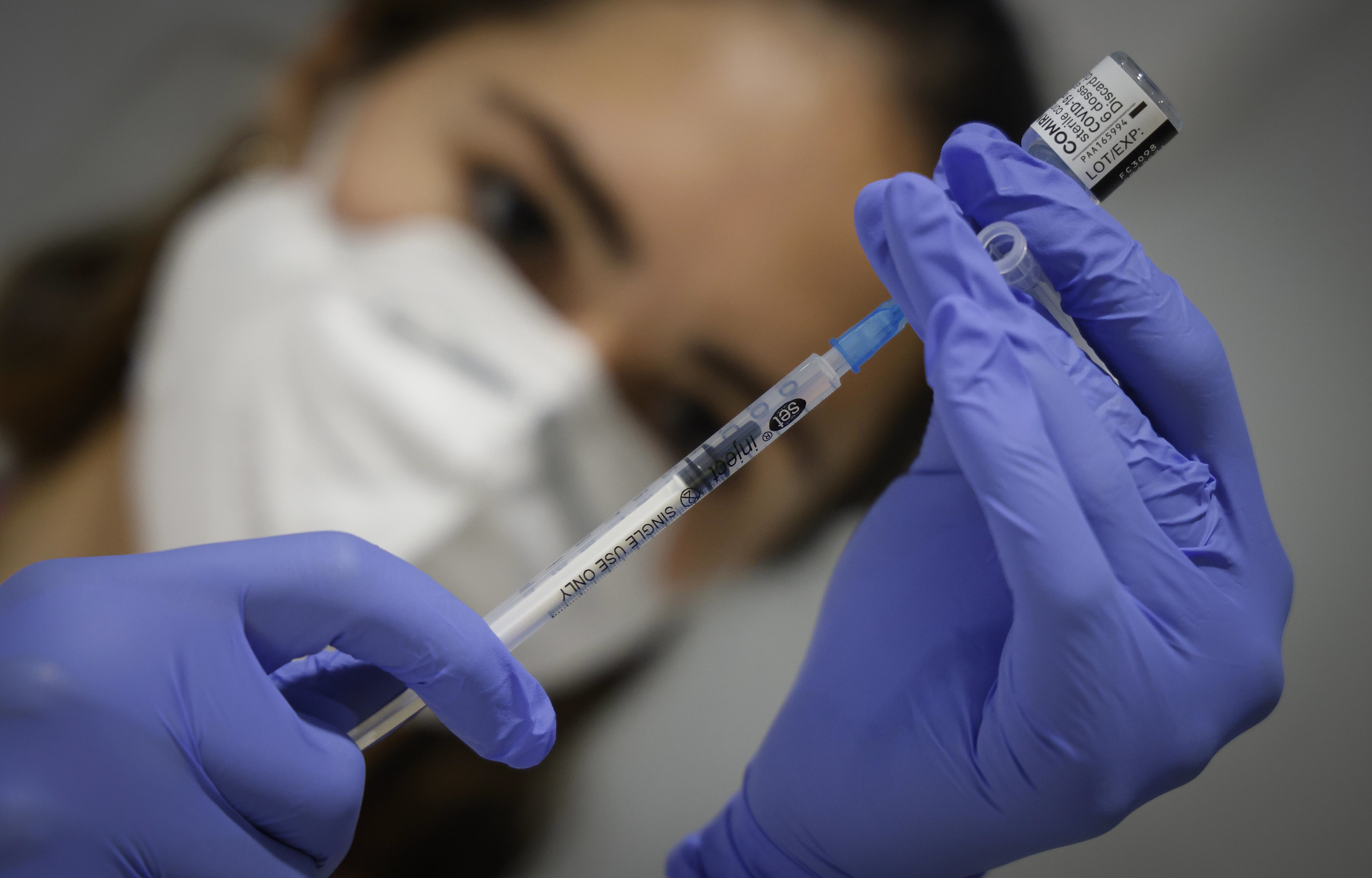 Una enfermera prepara la vacuna contra el Covid-19, en el hospital Enfermera Isabel Zendal.