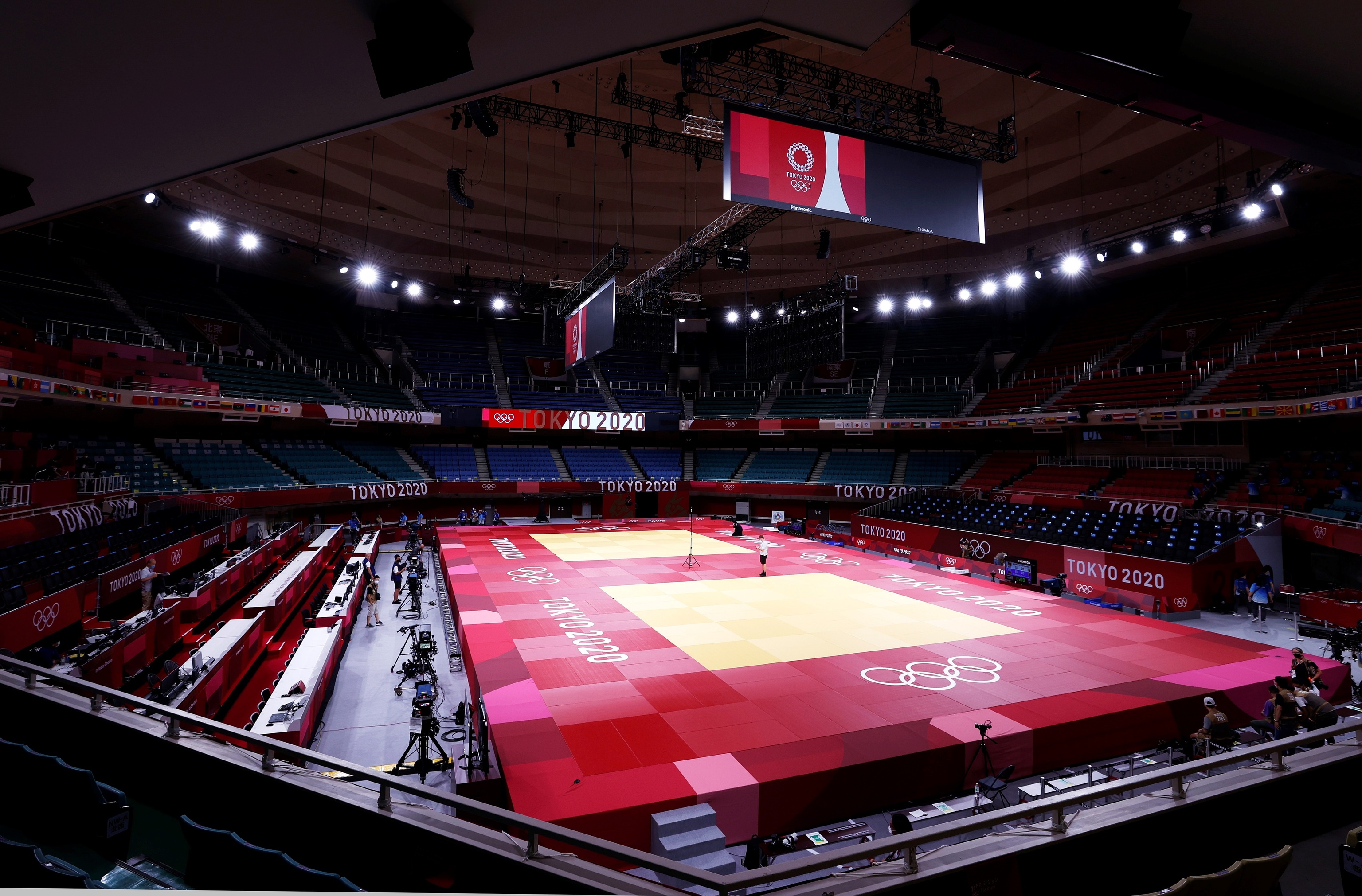 Vista general del interior del estadio Budokan el primer da del judo olmpico.