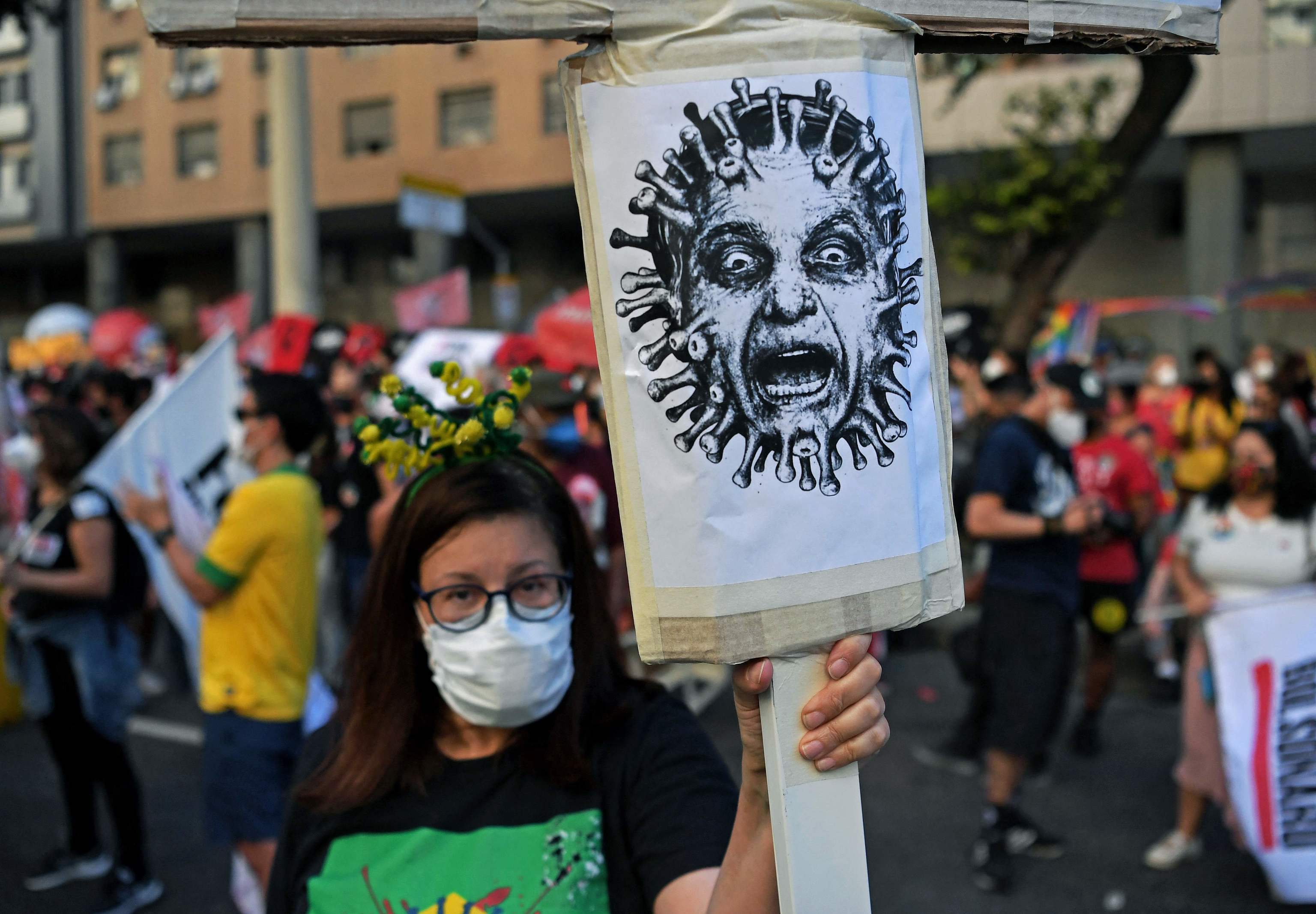 Una manifestante muestra una pancarta en la protesta de Río de Janeiro.