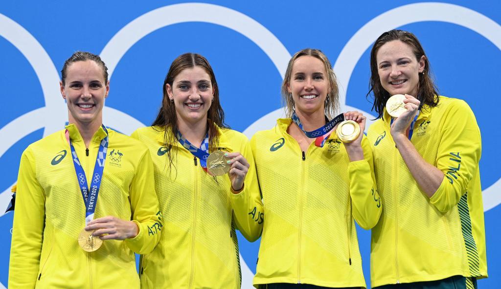 Las australianas celebran a medalla de oro.