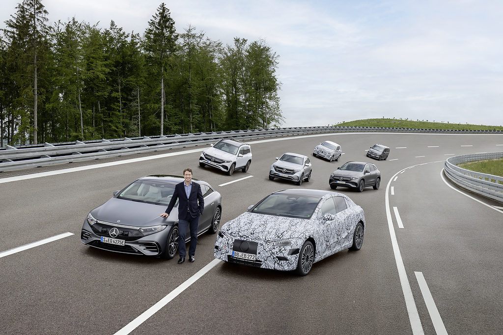 Ola Kallenius, consejero delegado de Daimler, junto a modelos de Mercedes-Benz