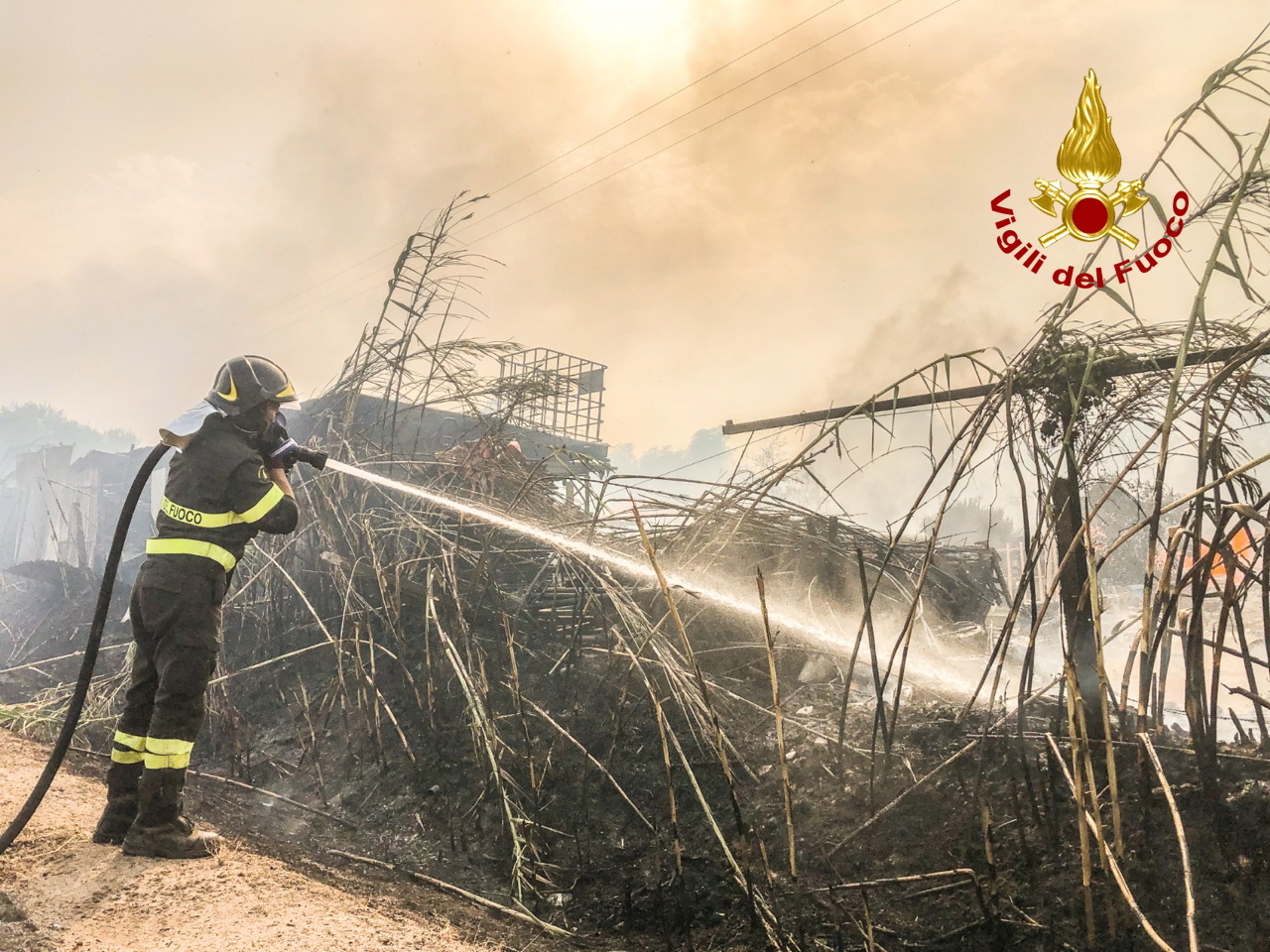Un bombero lucha contra las llamas en un gran incendio forestal cerca de Santu Lussurgiu, Cerdea, Italia.