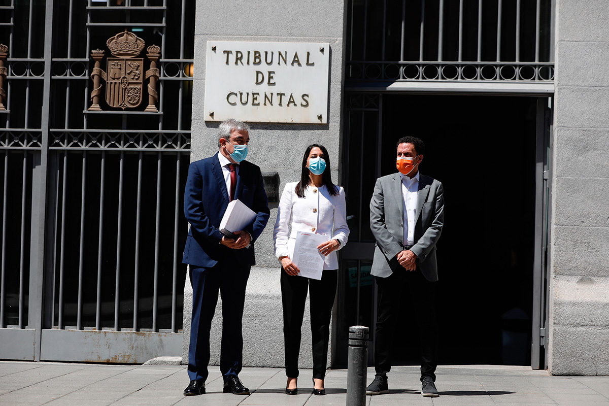 Los dirigentes de Ciudadanos, Luis Garicano, Ins Arrimadas y Edmundo Bal, cuando presentaron la denuncia en el Tribunal de Cuentas el pasado 7 de junio