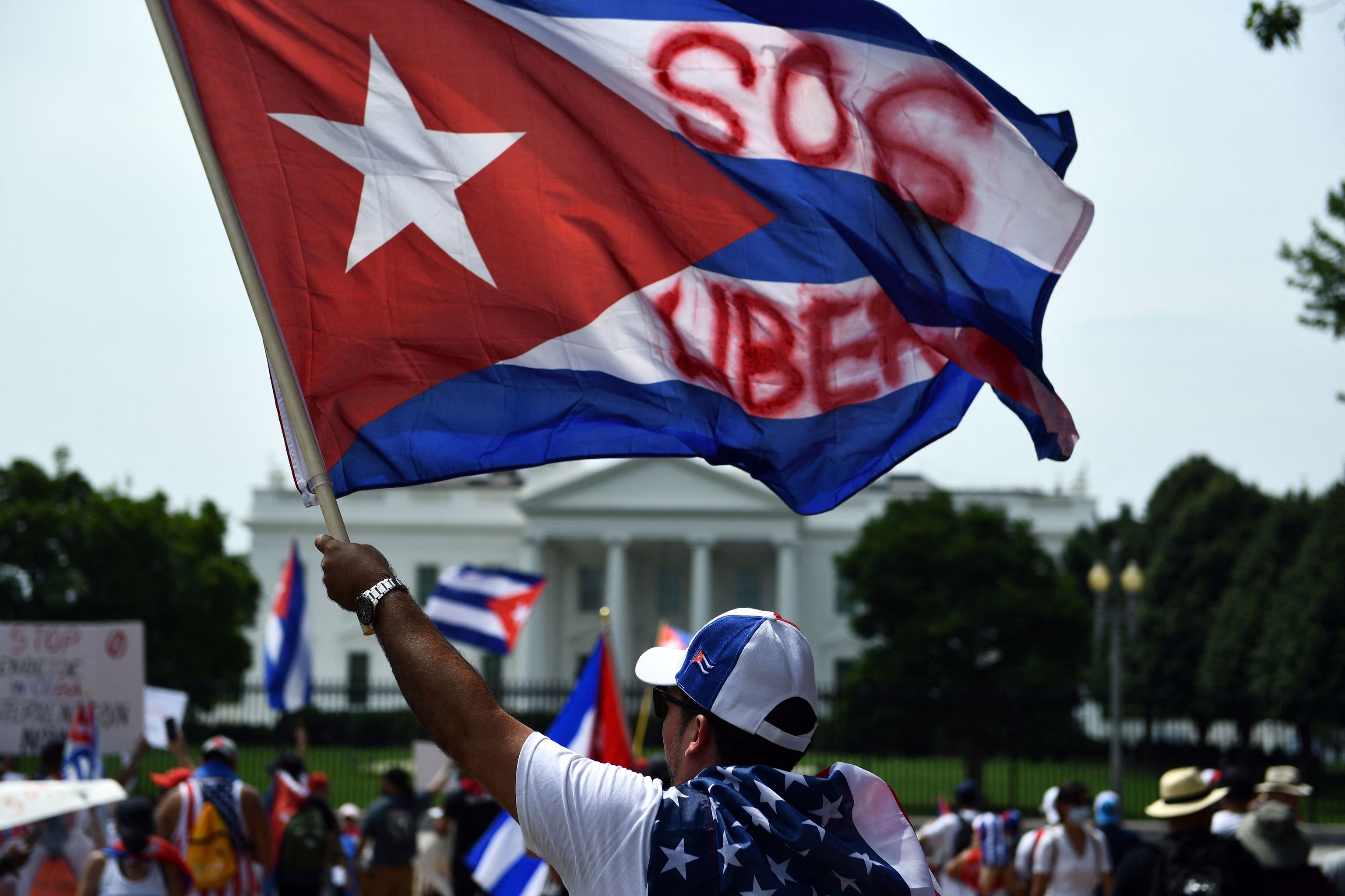 Protesta con banderas cubanas cerca de la Casa Blanca, Washington.