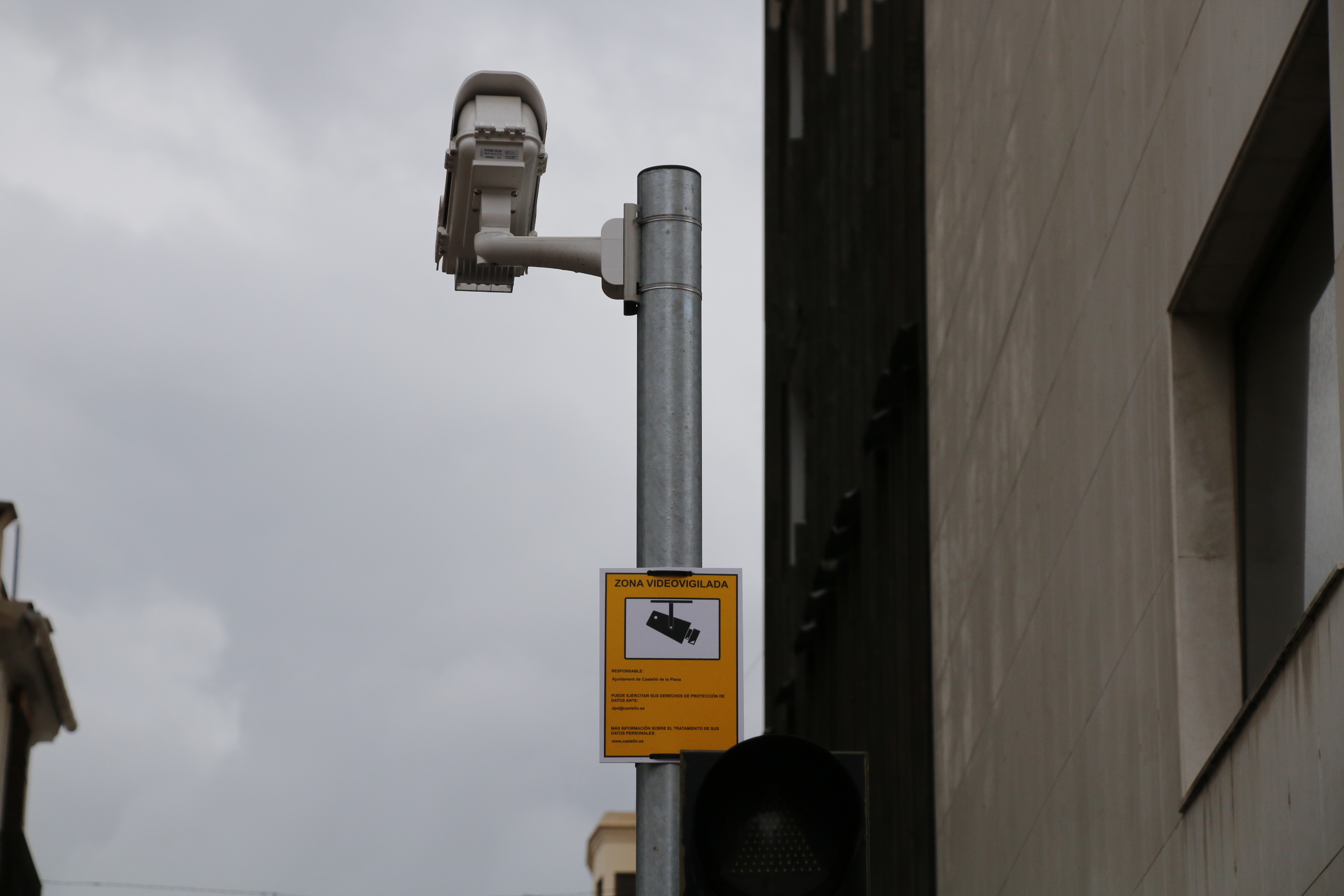 Cmara de vigilancia para restringir el trfico en el centro histrico de Castelln.