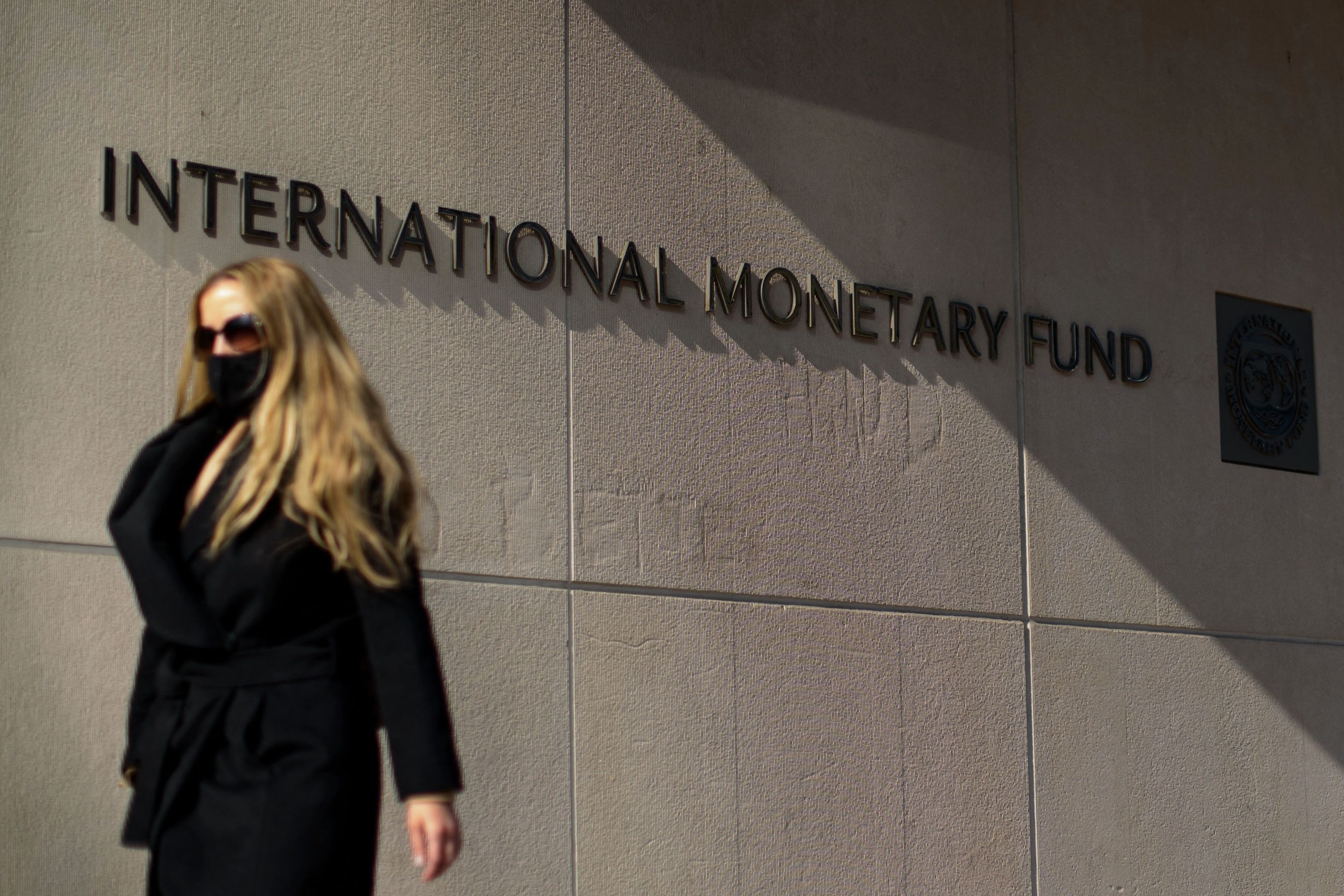 Una mujer pasa frente a la sede del Fondo Monetario Internacional en Washington (EEUU).