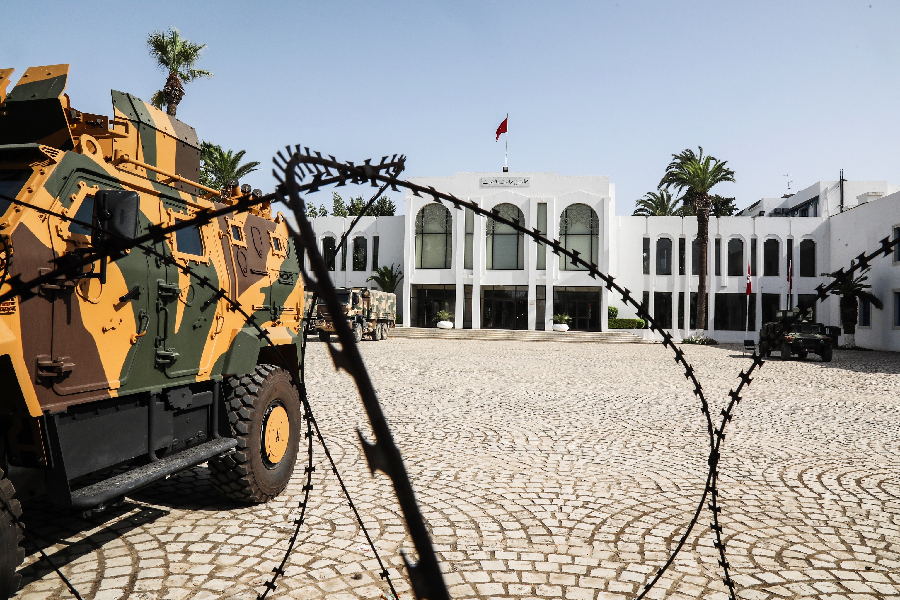 Militares rodean el Parlamento, en Túnez.