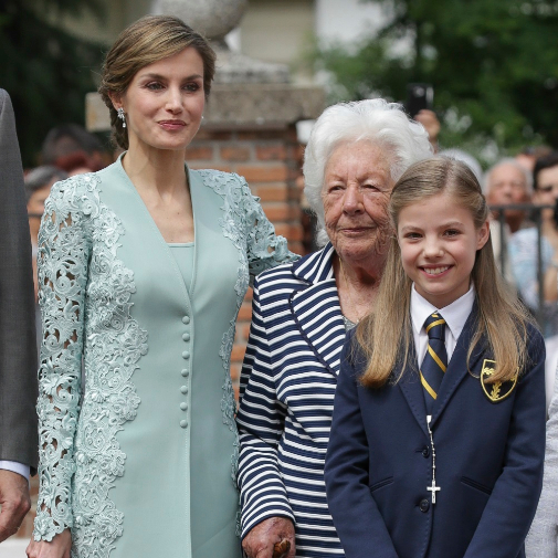 La Reina Letizia abrazada a su abuela en la comunin de la Infanta...