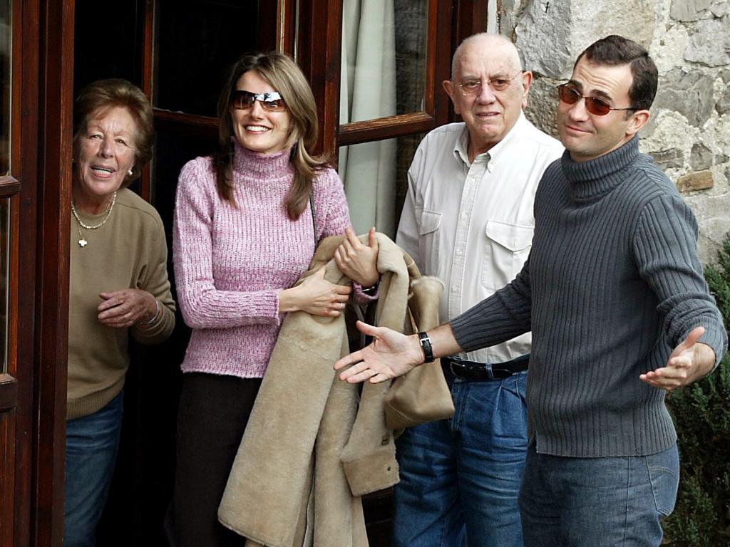 El Prncipe Felipe y Letizia durante una visita a sus abuelos en 2004 a su casa de Sardeu.