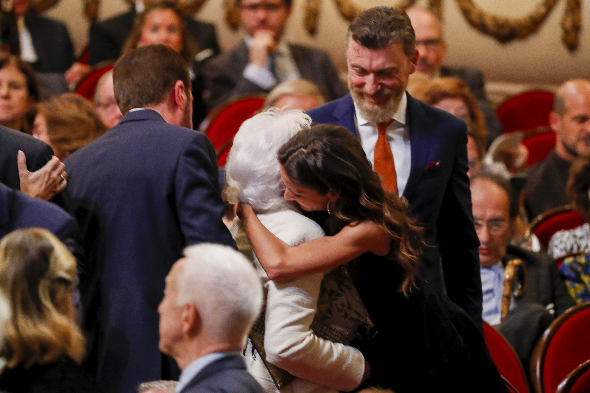 Menchu lvarez del Valle abraza a su nieta Telma, en presencia de su pareja, Robert Gavin Bonar, en los Premios Princesa de Asturias 2019.
