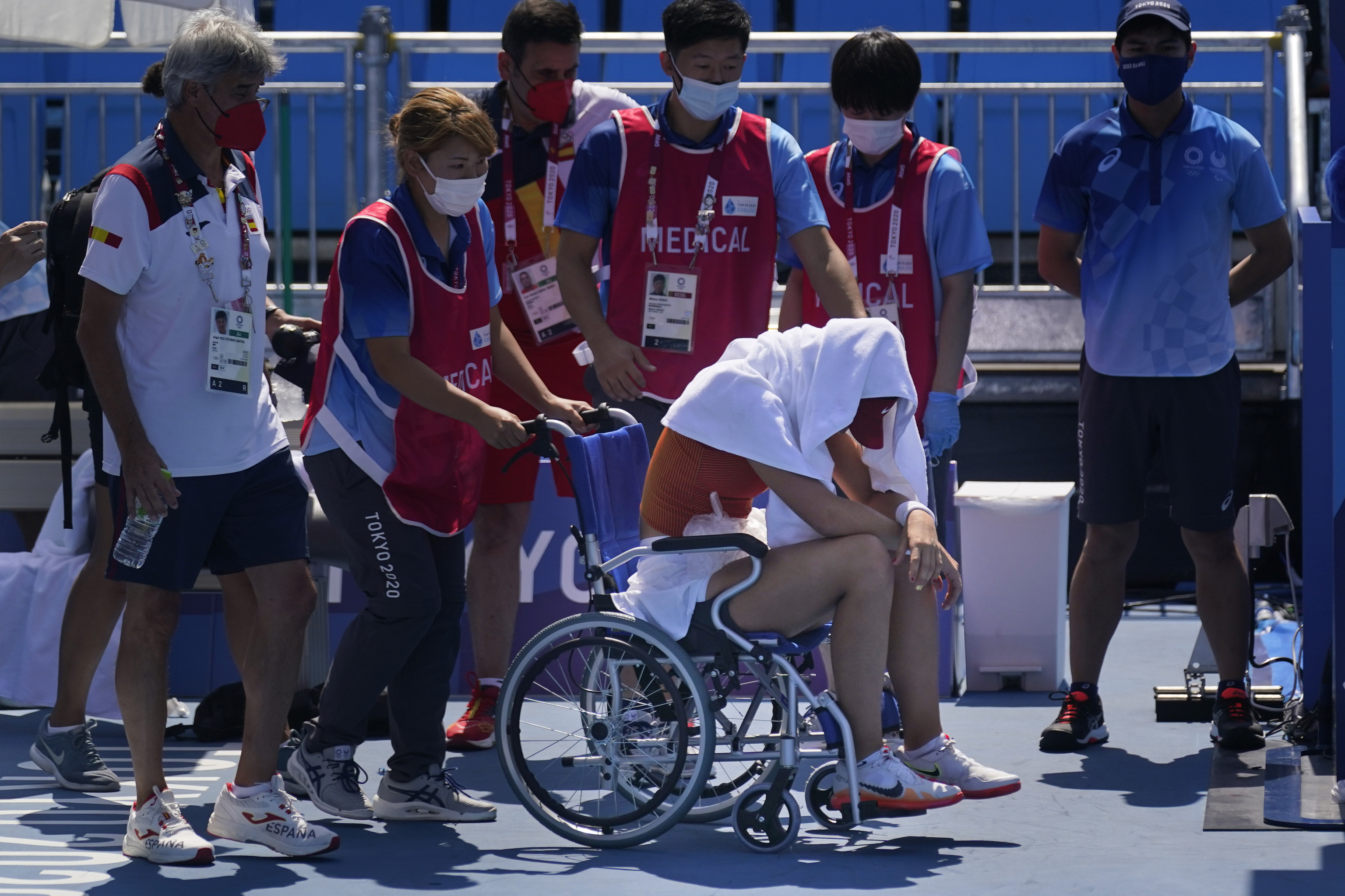 Paula Badosa se retira en silla de ruedas.