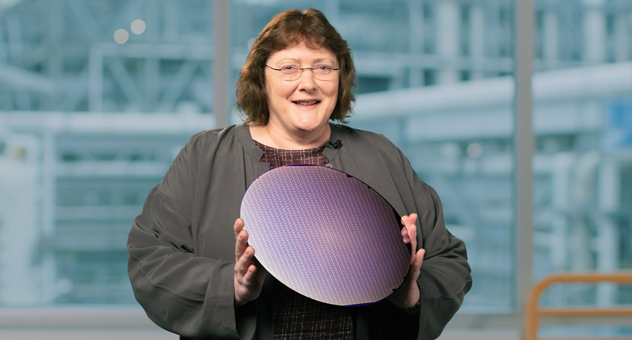 Ann Keller, ingeniera responsable de la tecnología de 7 y 5nm de Intel, con una oblea de chips.
