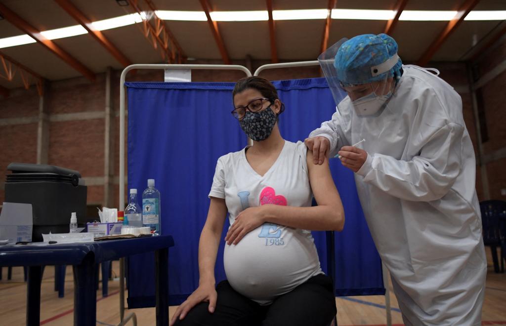 Una embarazada recibe la vacuna de Pfizer contra el coronavirus