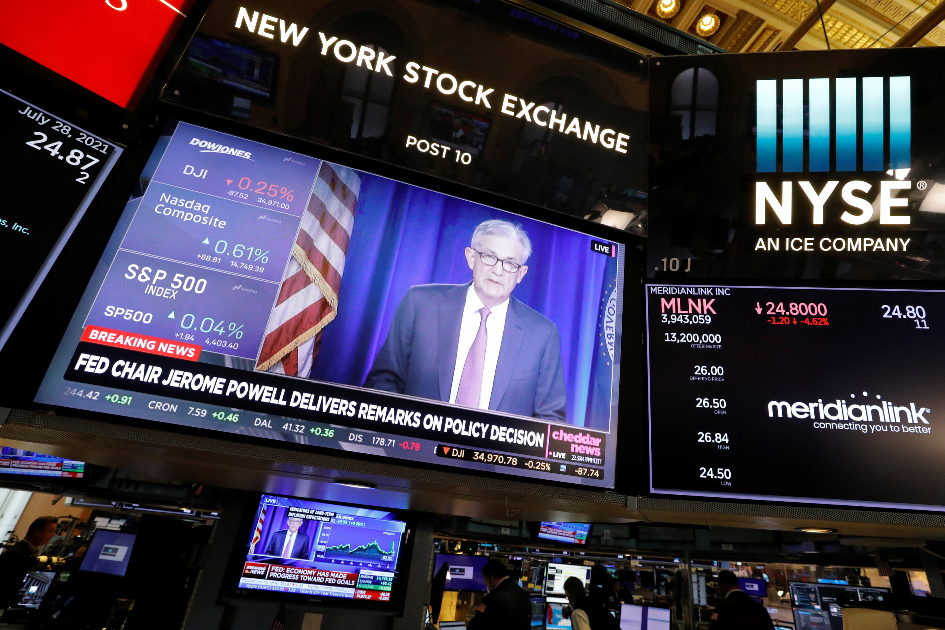Una pantalla muestra al presidente de la Reserva Federal, Jerome Powell, en el parqu de la Bolsa de Nueva York (NYSE) en Nueva York, Estados Unidos.