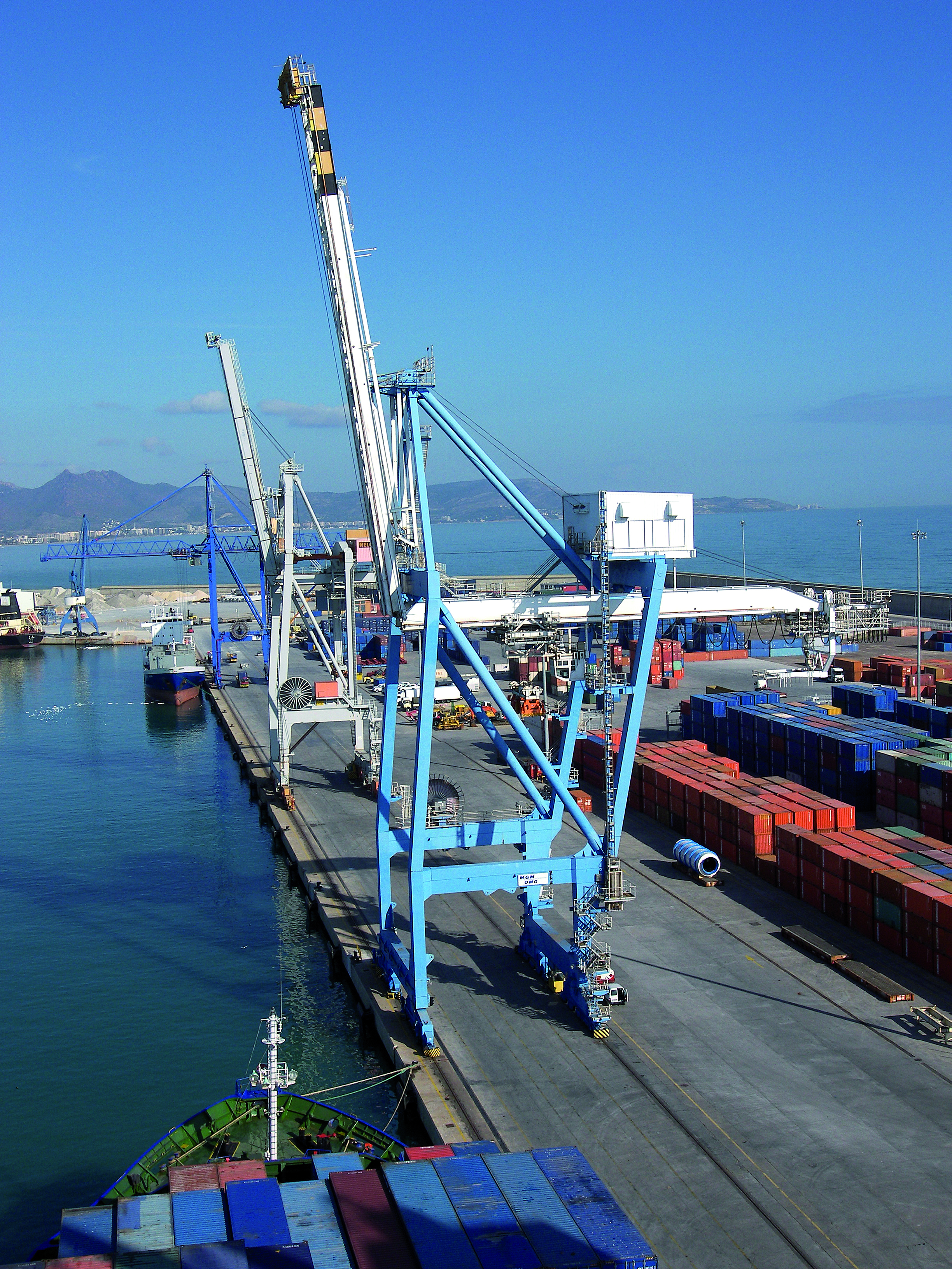 Instalaciones del puerto de Castelln, infraestructura crucial para la economa provincial.