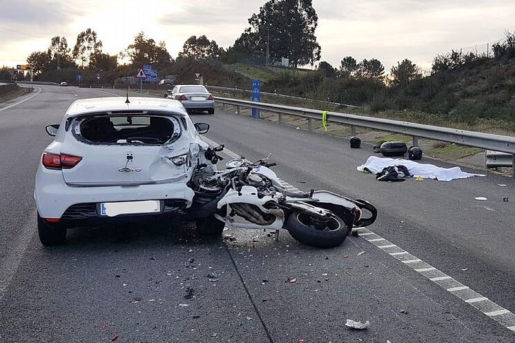 Un accidente de trfico entre un coche y una moto.