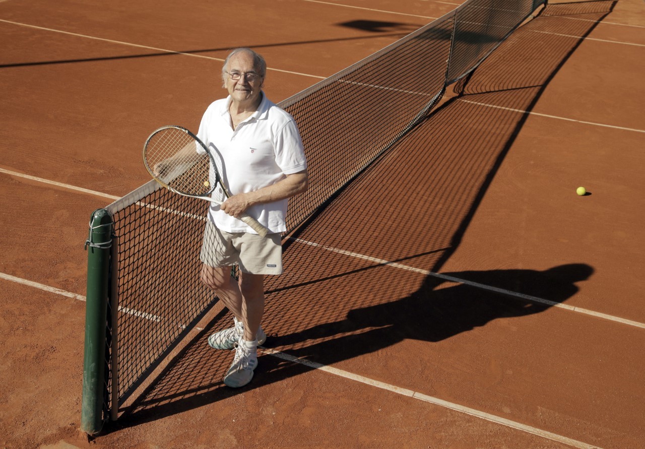 A sus 84 aos, el doctor Rodrguez Jimnez sigue en activo y juega al tenis tres das a la semana.