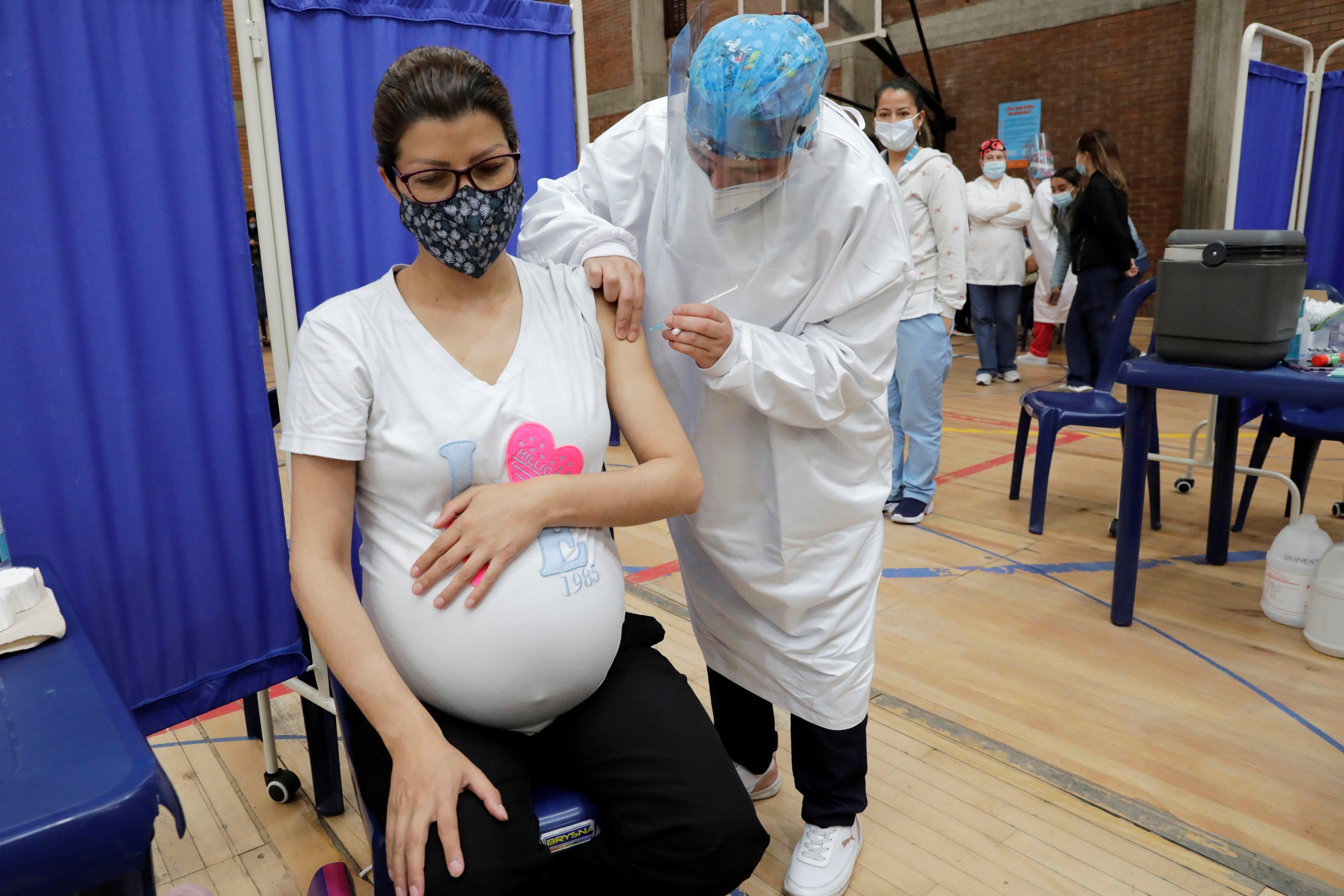 Una embarazada recibe su dosis de vacuna.
