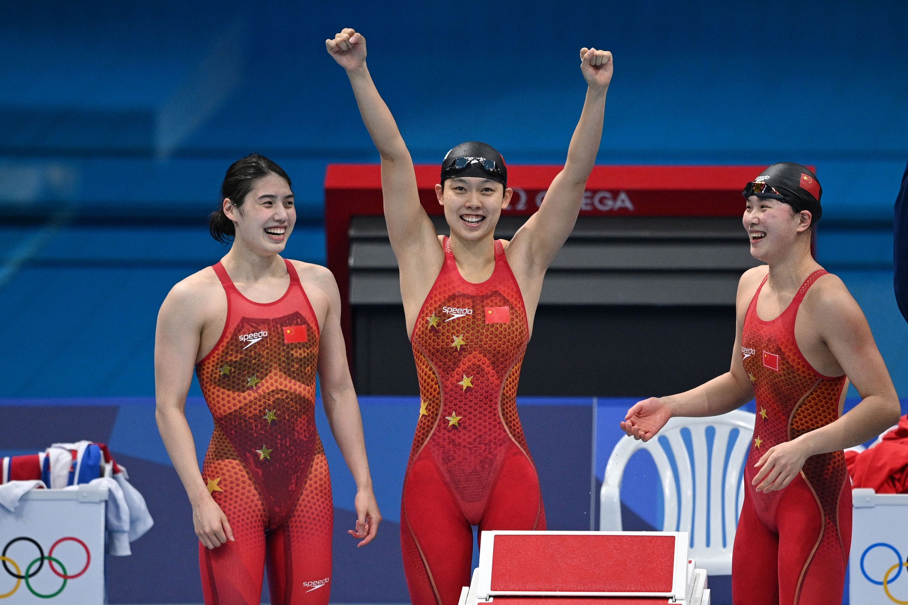 Las nadadoras chinas del 4x200 m. celebran su rcord del mundo.
