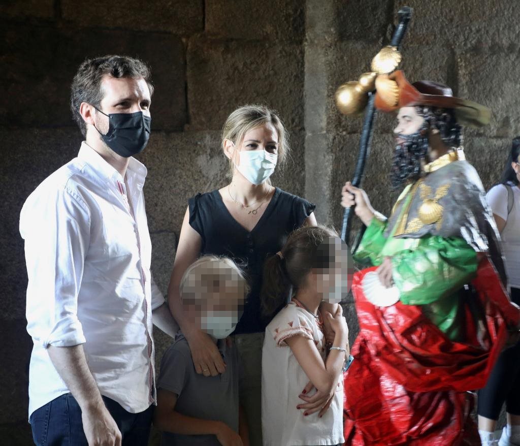 Pablo Casado, acompaado por su mujer, Isabel Torres, y de sus hijos, en la Catedral en Santiago de Compostela hace unos das.