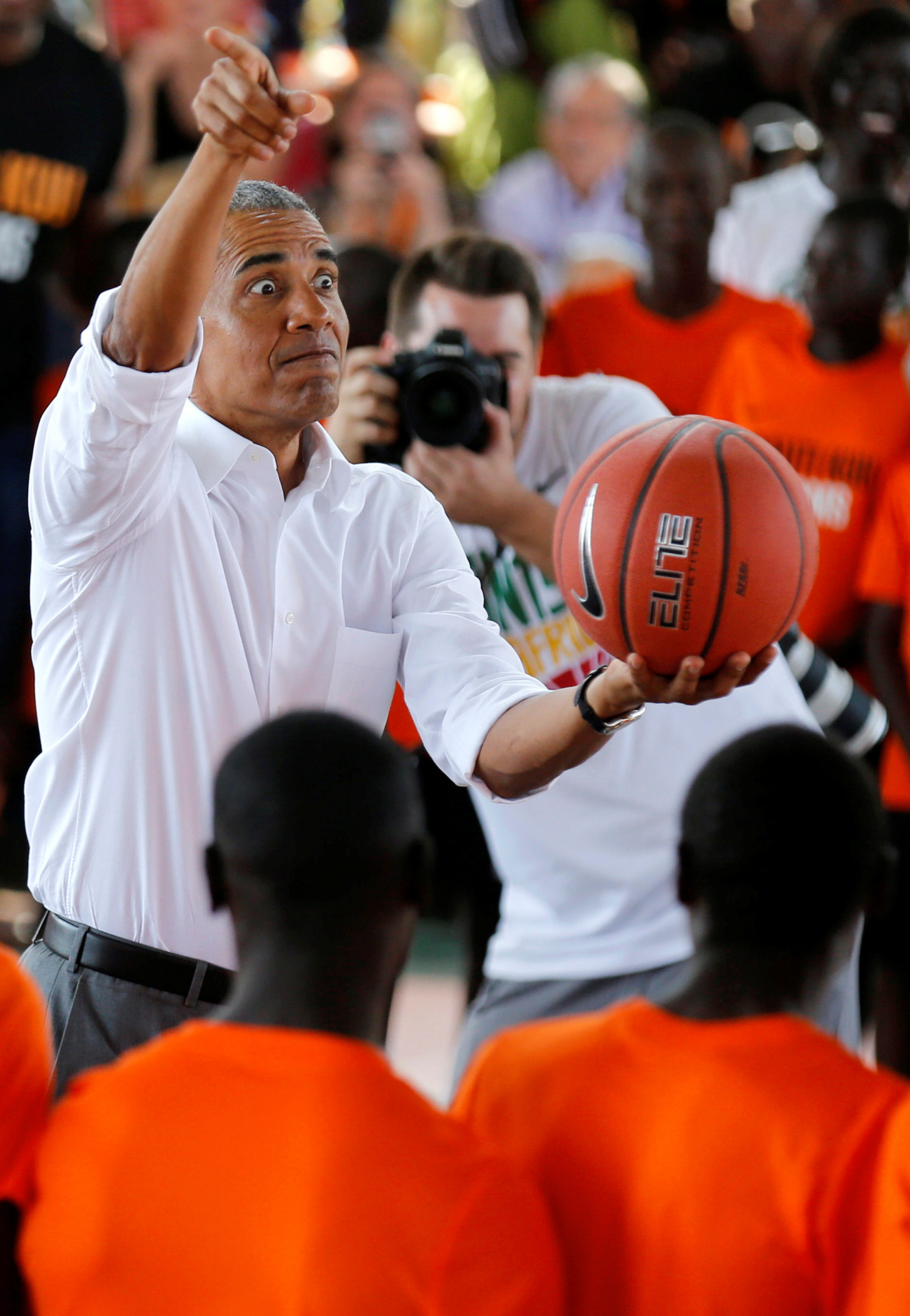 El ex presidente Barack Obama durante un partido de baloncesto.