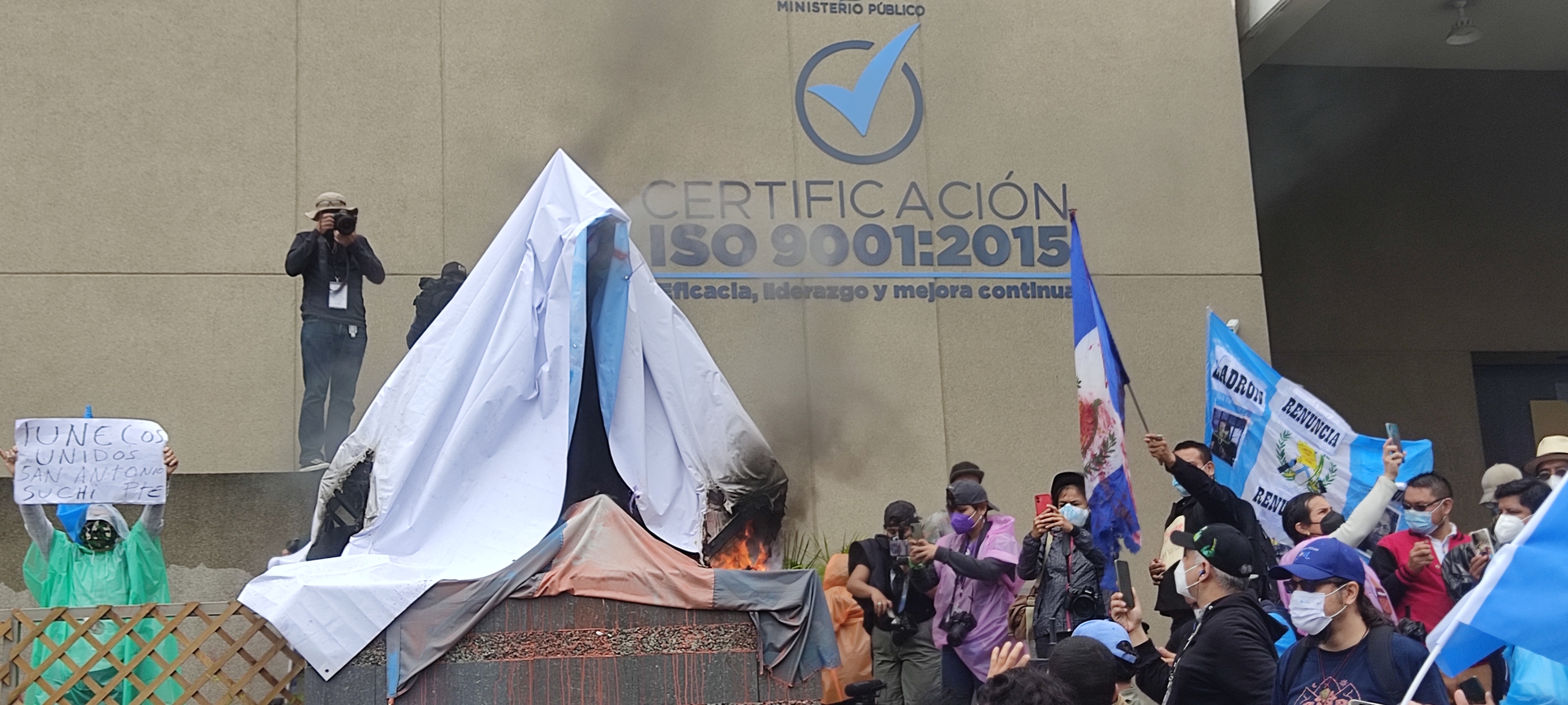 Manifestaciones en Guatemala para pedir la reunicia del presidente de Guatemala, Alejandro Giammattei, y de la fiscal general, Consuelo Porras, por supuestos actos de corrpcin y el manejo de la pandemia de coronavirus.