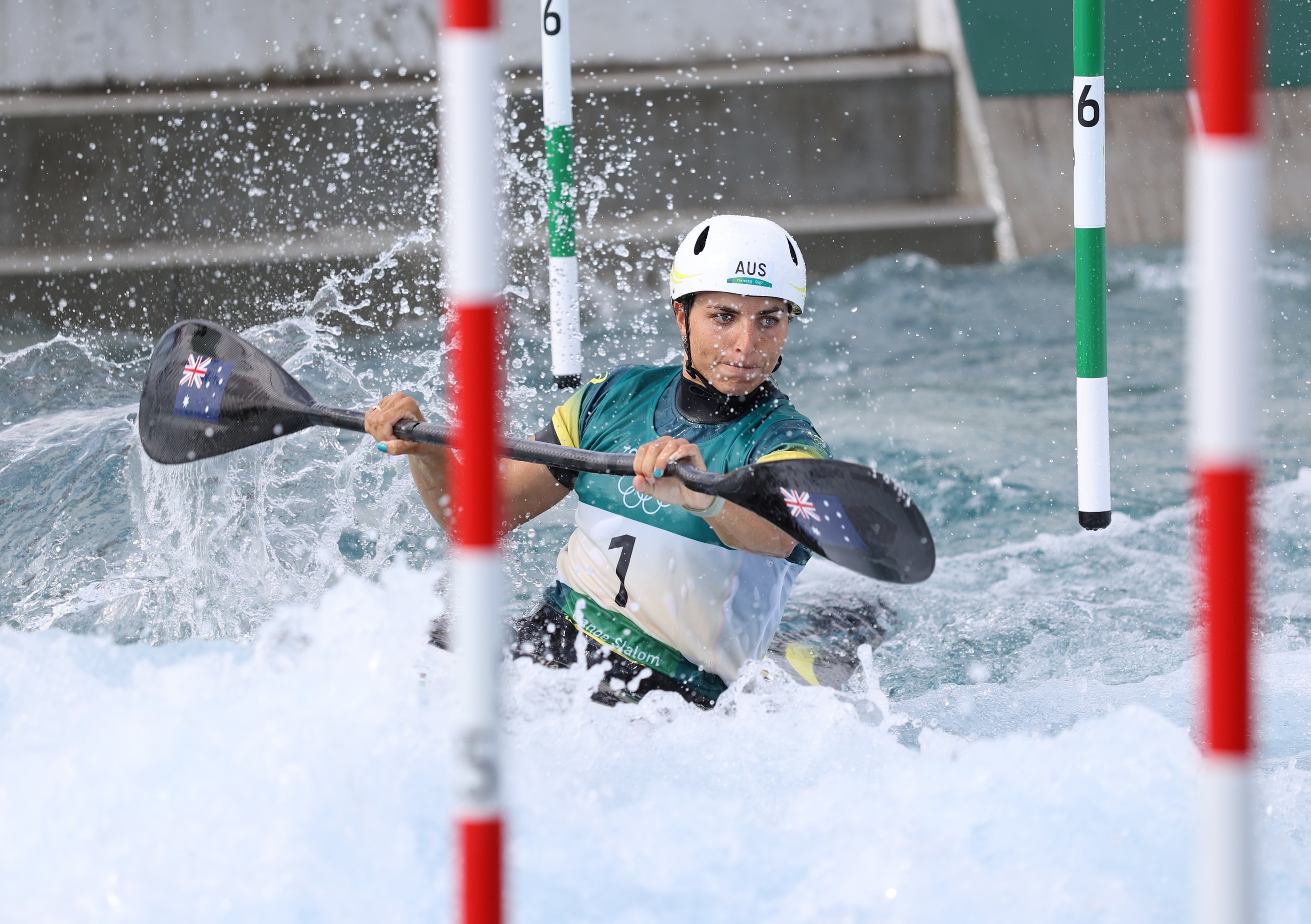 La australiana Jessica Fox compite en kayak femenino durante los Juegos Olmpicos de Tokio 2020 en el Centro de Canoa Slalom de Kasai, en Tokio,