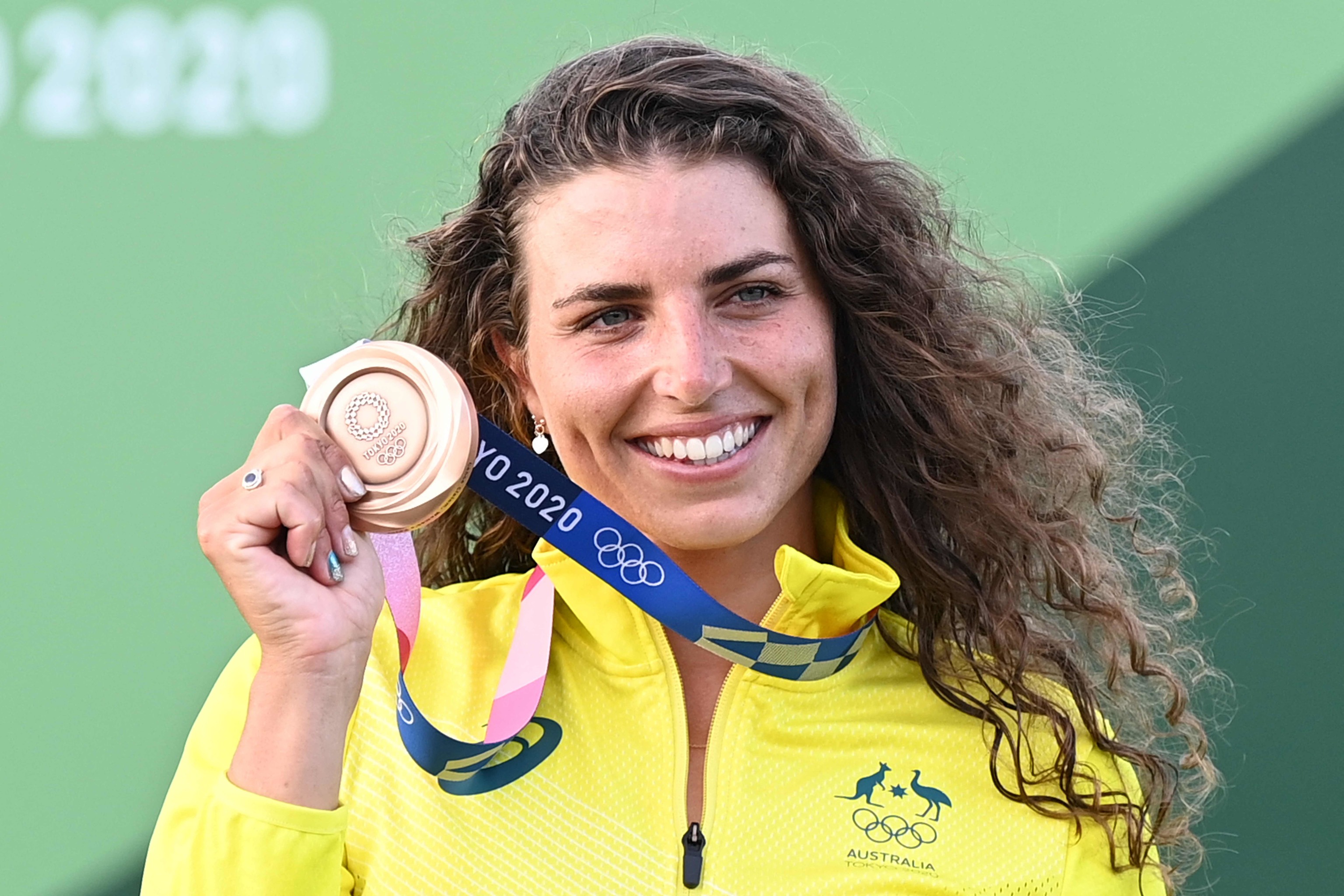 La australiana Jessica Fox posa con su medalla de bronce en el podio tras la final de Kayak femenino durante los Juegos Olmpicos de Tokio 2020.