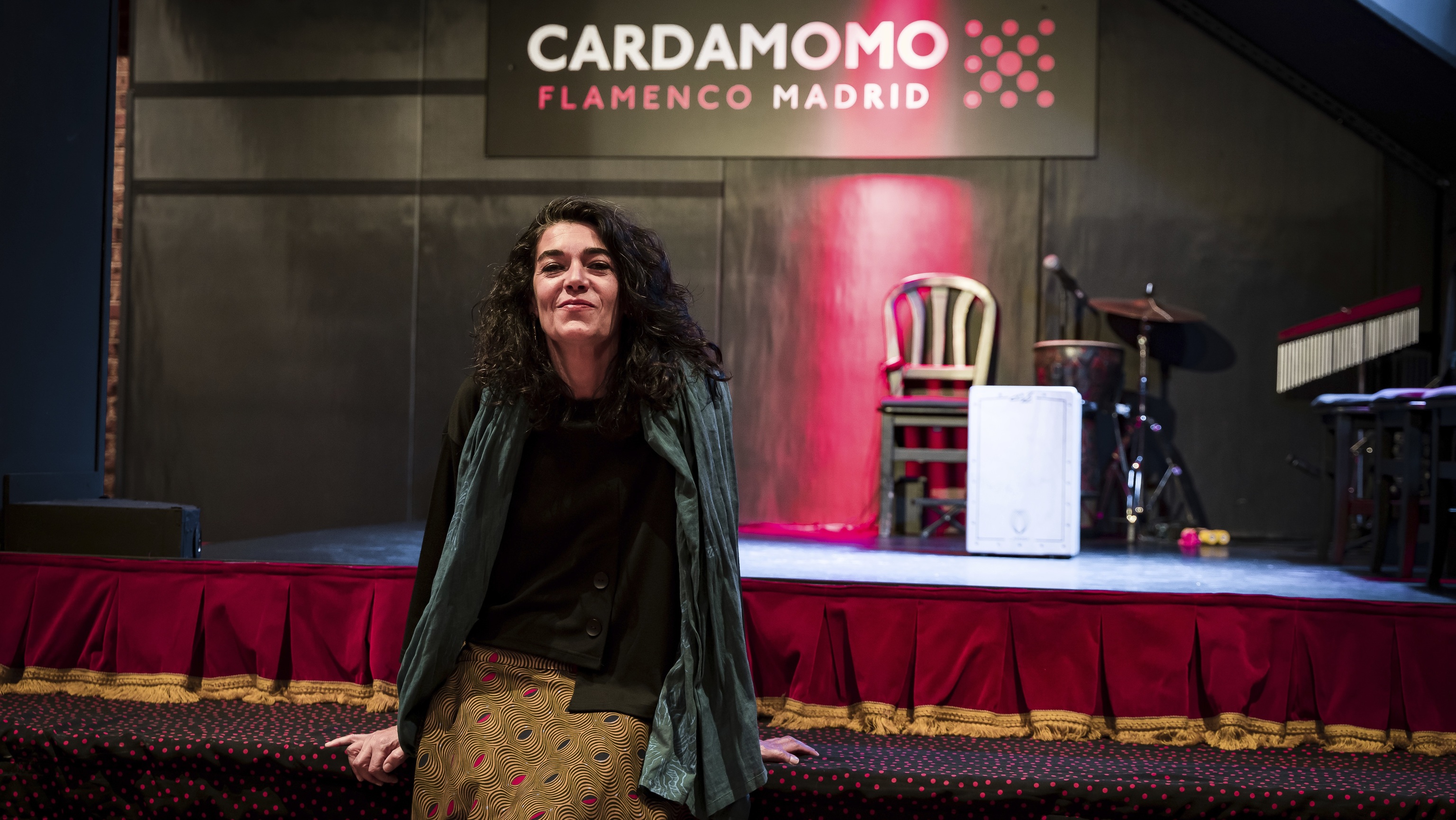 Ivana Portols posa junto al escenario del Cardamomo