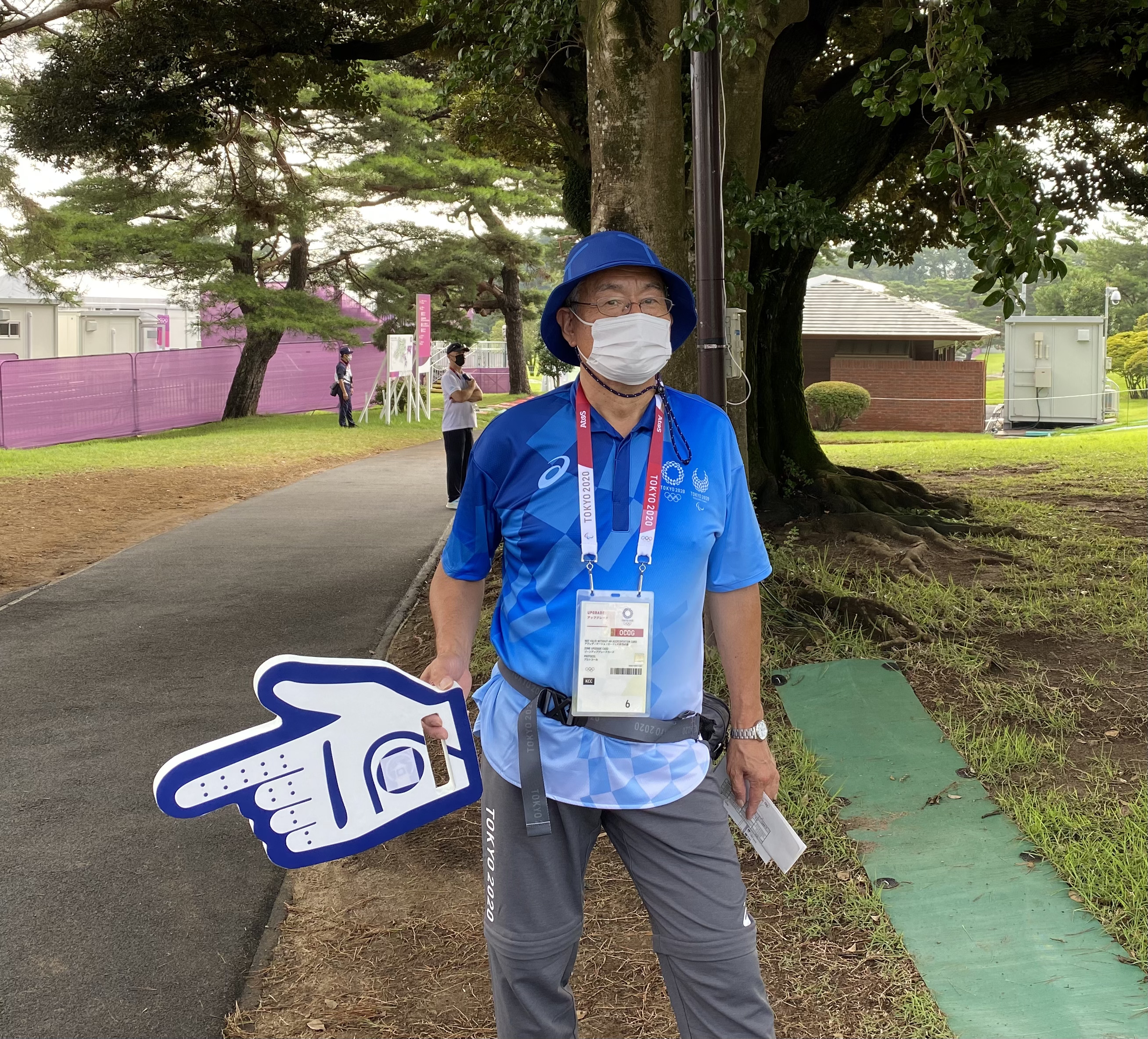 Un jubilado japons que trabaja como voluntario en los Juegos Olmpicos.