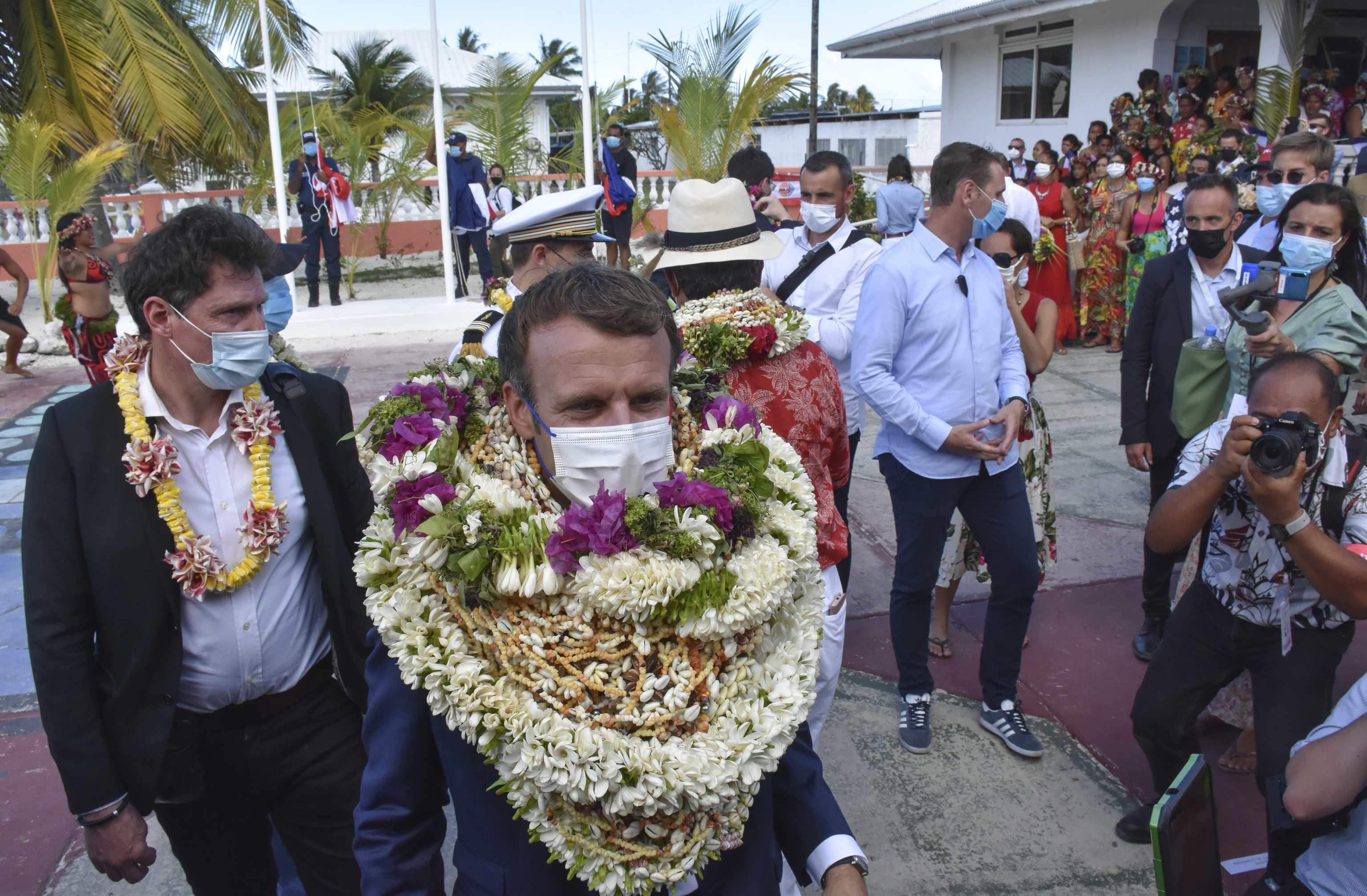 El presidente de Francia, Emmanuel Macron, lleva un collar de flores y conchas marinas a su llegada al atoln de Manihi, a 500 kilmetros al noreste de Tahit, en la Polinesia Francesa, en el ocano Pacfico, el lunes 26 de julio de 2021