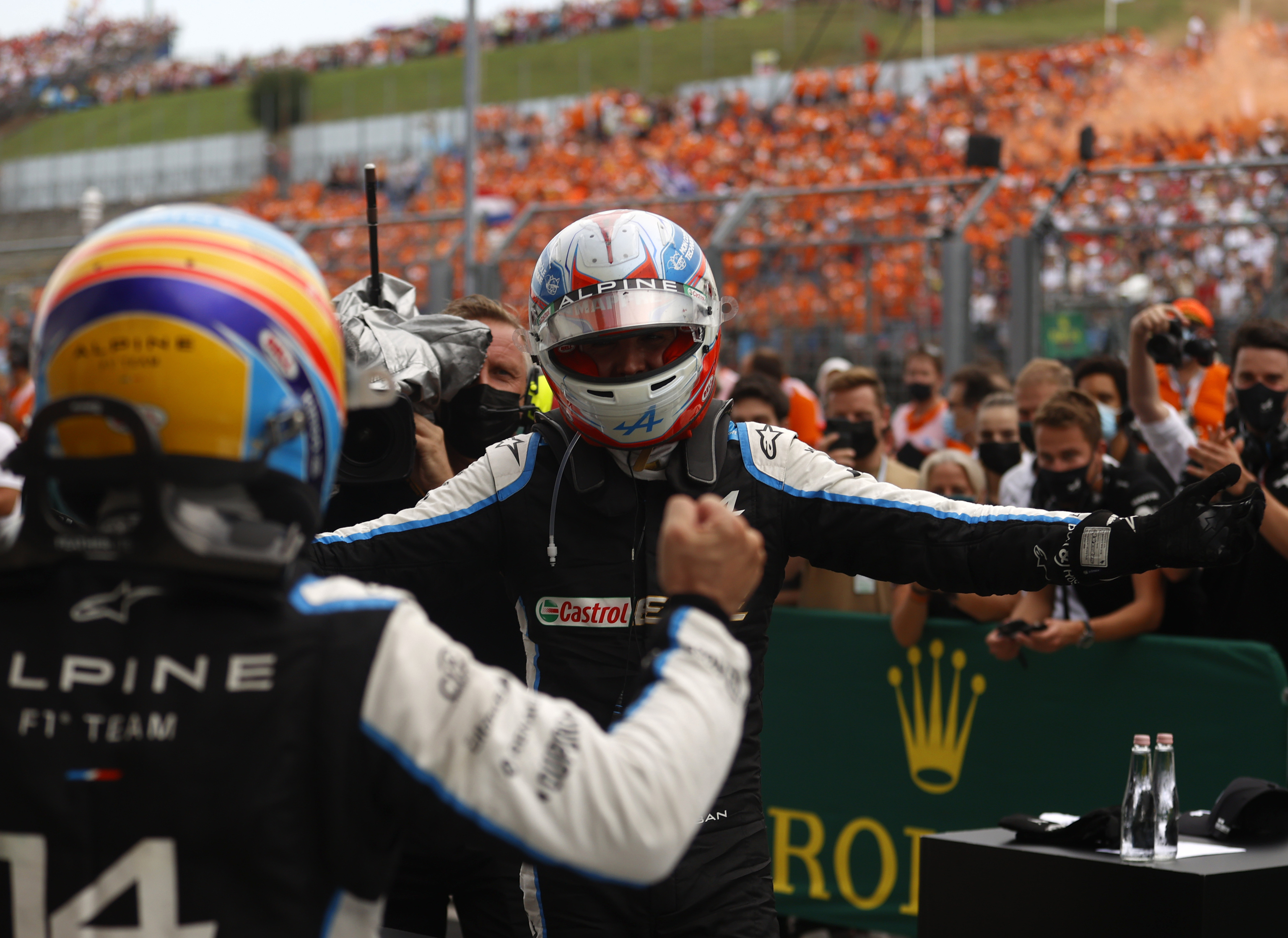 Alonso felicita a Ocon, tras el triunfo del francs en Hungaroring.
