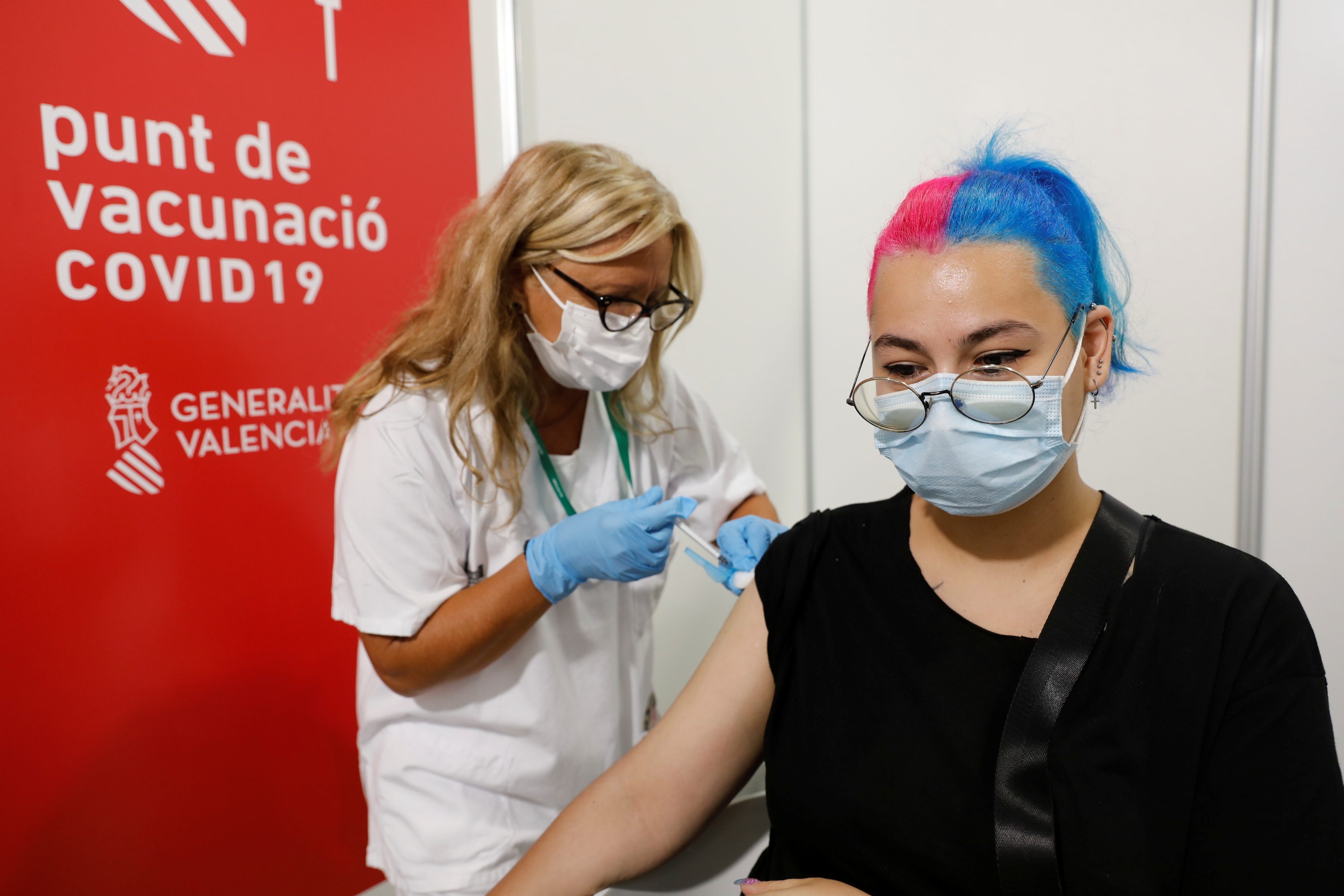 Una joven menor de 30 aos recibe su dosis de la vacuna en Valencia.