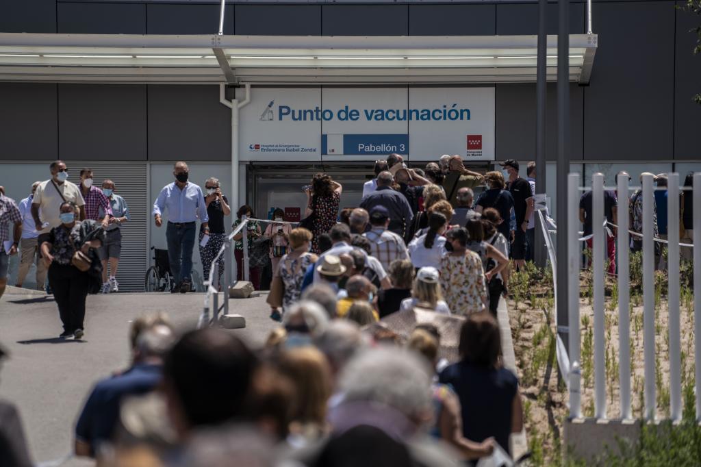 Colas para recibir la vacuna contra la Covid en el hospital Zendal de Madrid.