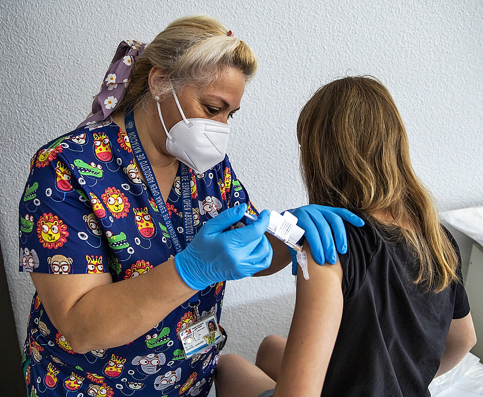 Vacunacin a una menor en Madrid.