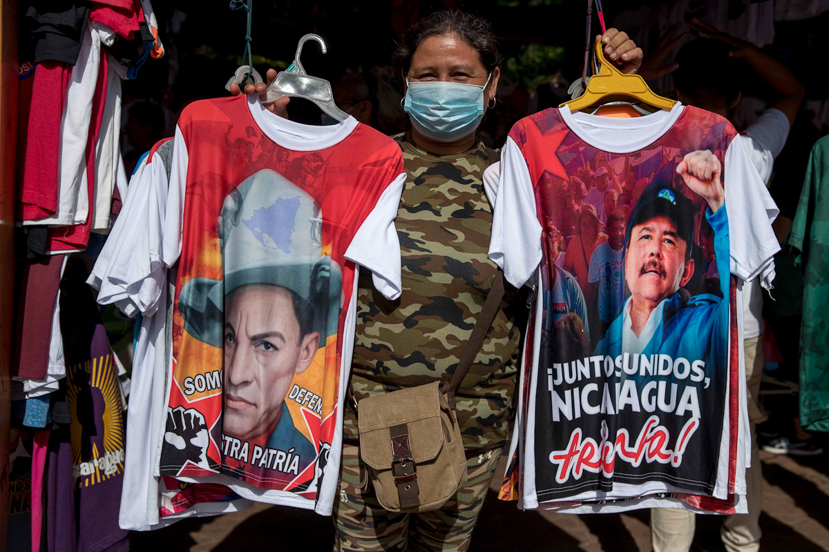 Camisetas con la imagen de Augusto Sandino (izquierda) y Daniel Ortega (derecha).