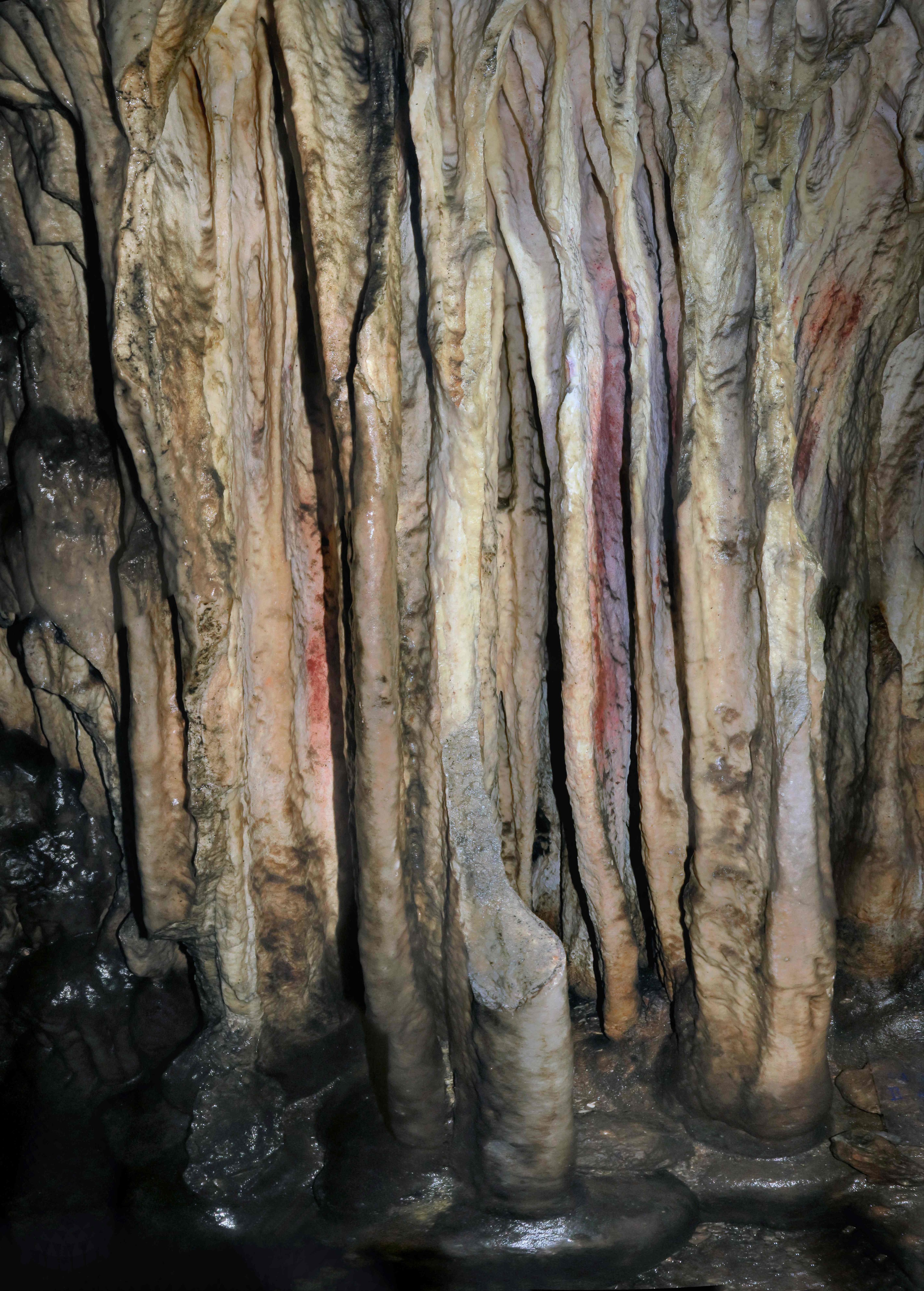 Detalle de estalagmitas coloreadas en la cueva de Ardales.